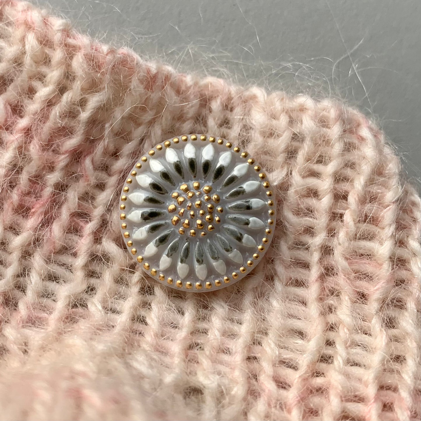 glasknap 22mm solsikke grå med håndmalet mønster i grå og guld 