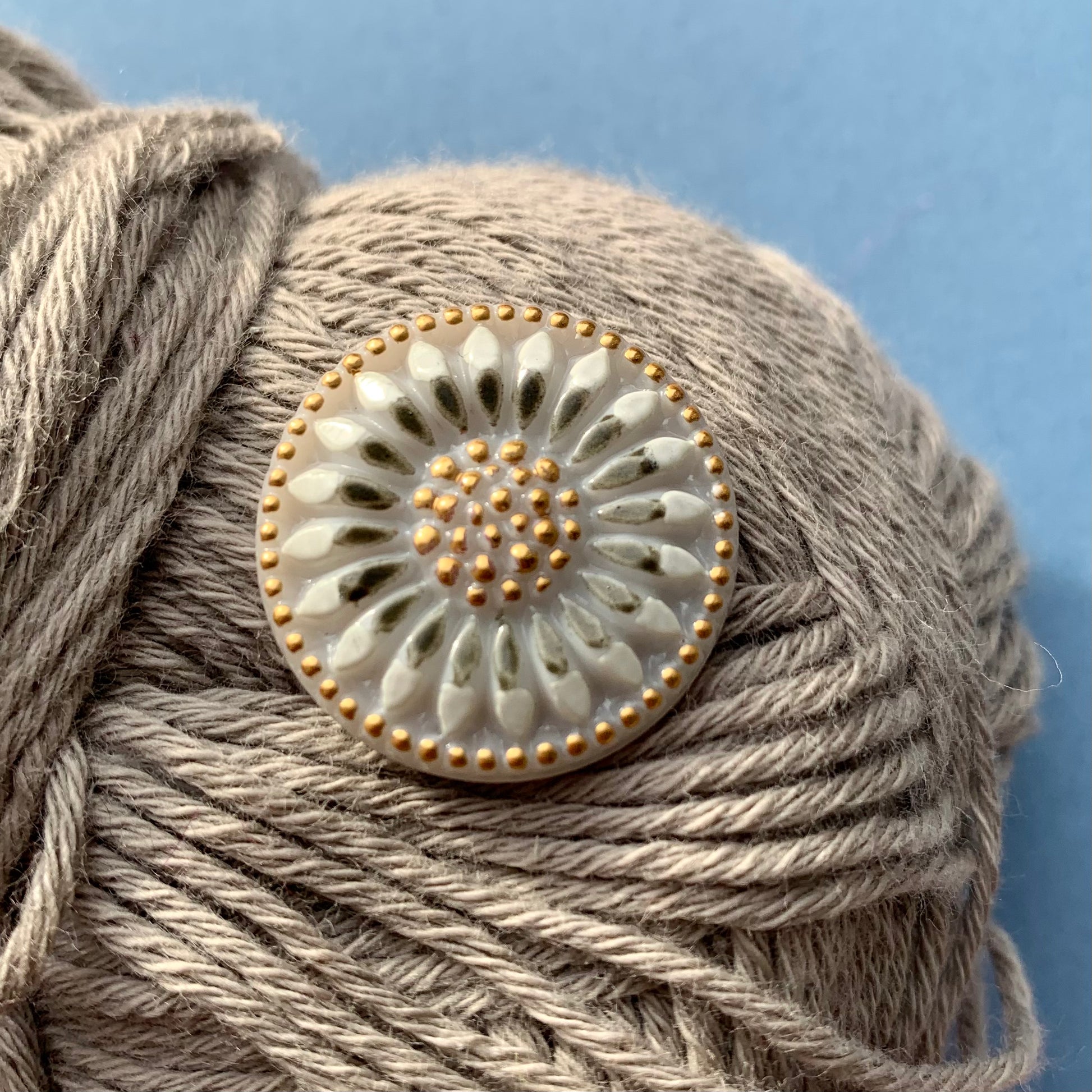 glasknap 22mm solsikke grå med håndmalet mønster i grå og guld