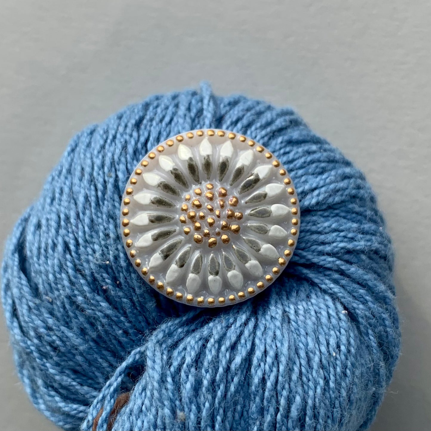 glasknap 22mm solsikke grå med håndmalet mønster i grå og guld