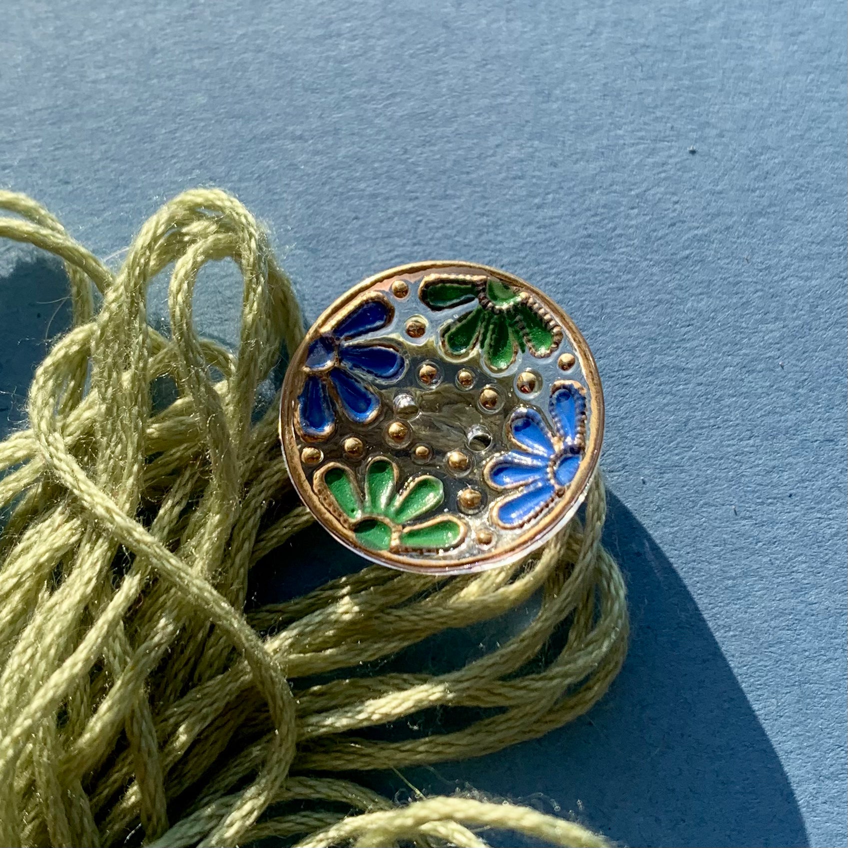 glasknap 2 huller kamelia knap i blå, grøn med guld detaljer 18mm 