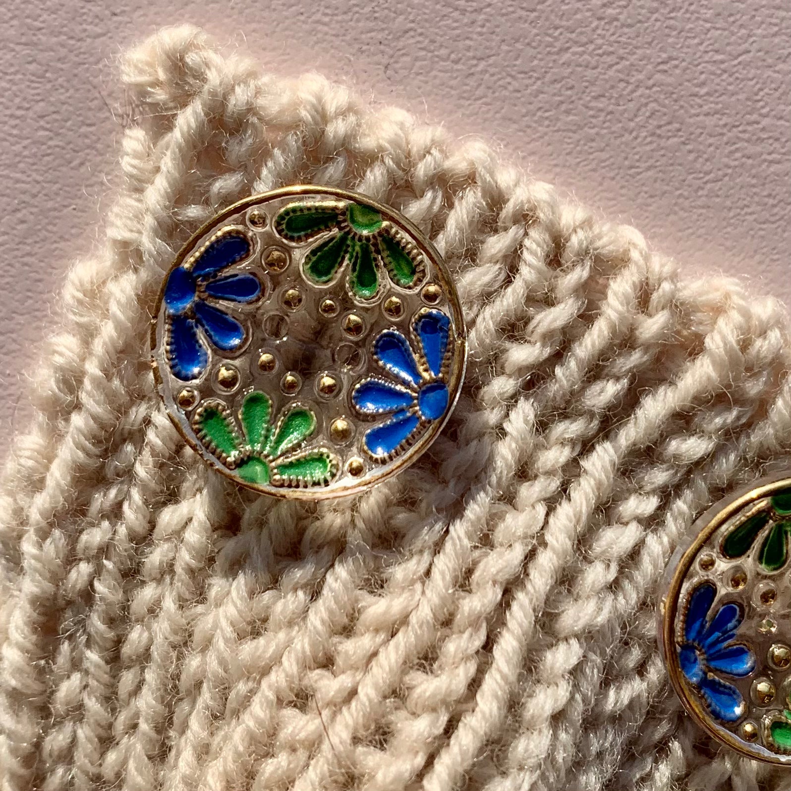 glasknap 2 huller kamelia knap i blå, grøn med guld detaljer 18mm 