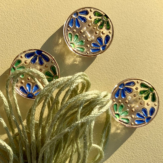 glasknap 2 huller kamelia knap i blå, grøn med guld detaljer 18mm 