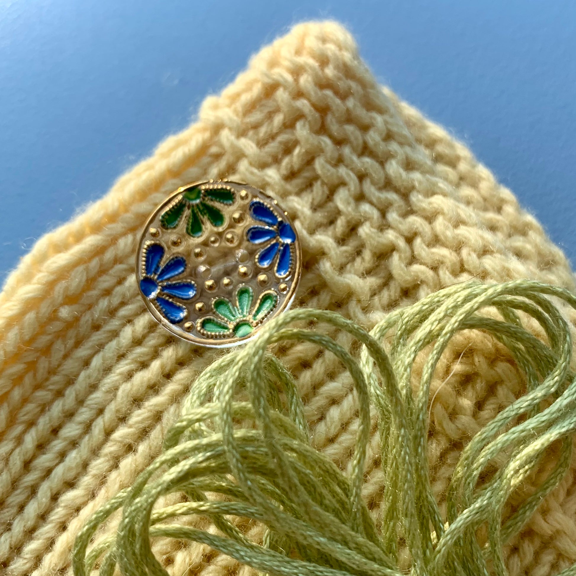 glasknap 2 huller kamelia knap i blå, grøn med guld detaljer 18mm 