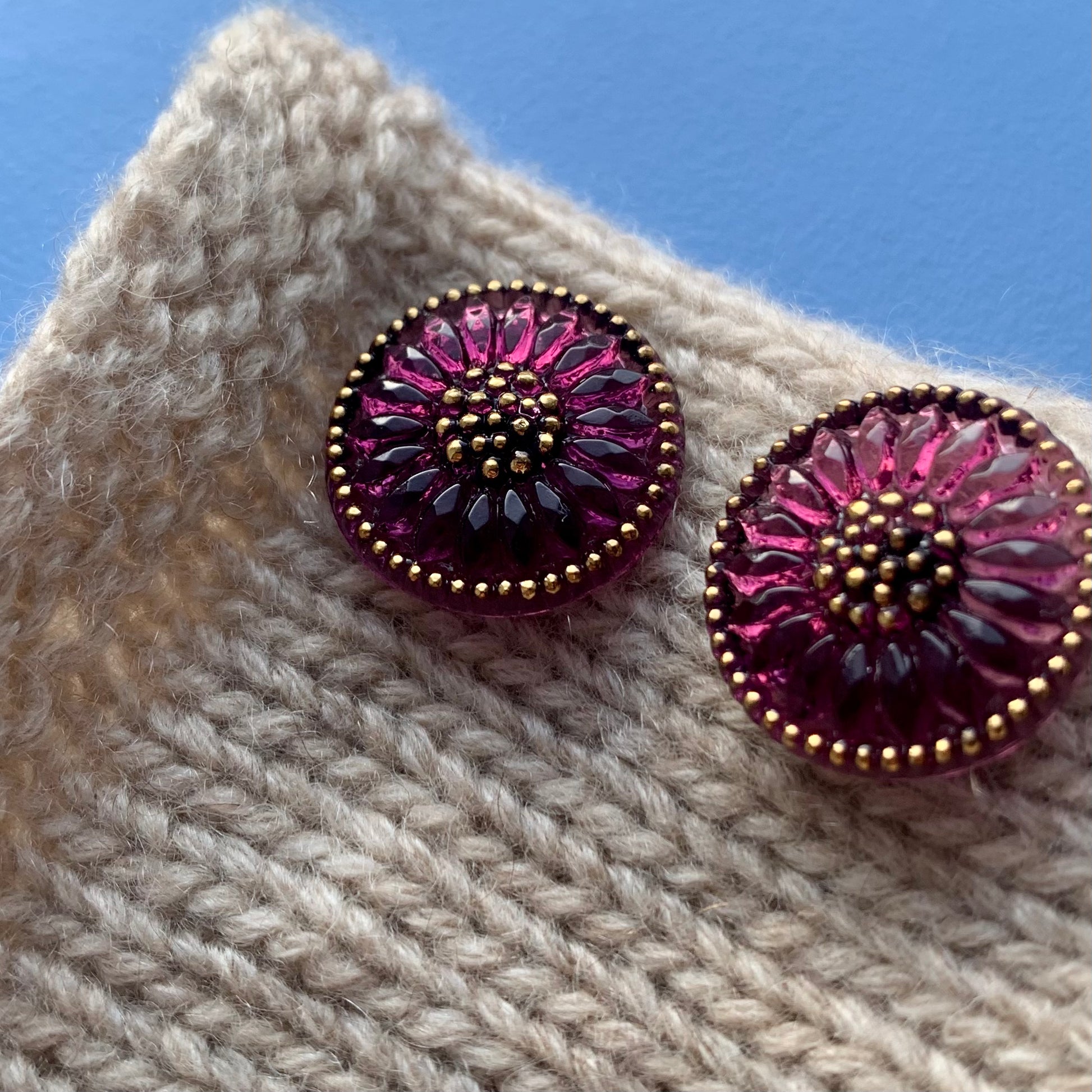 Glasknap lilla blomst med guld detaljer 18mm 