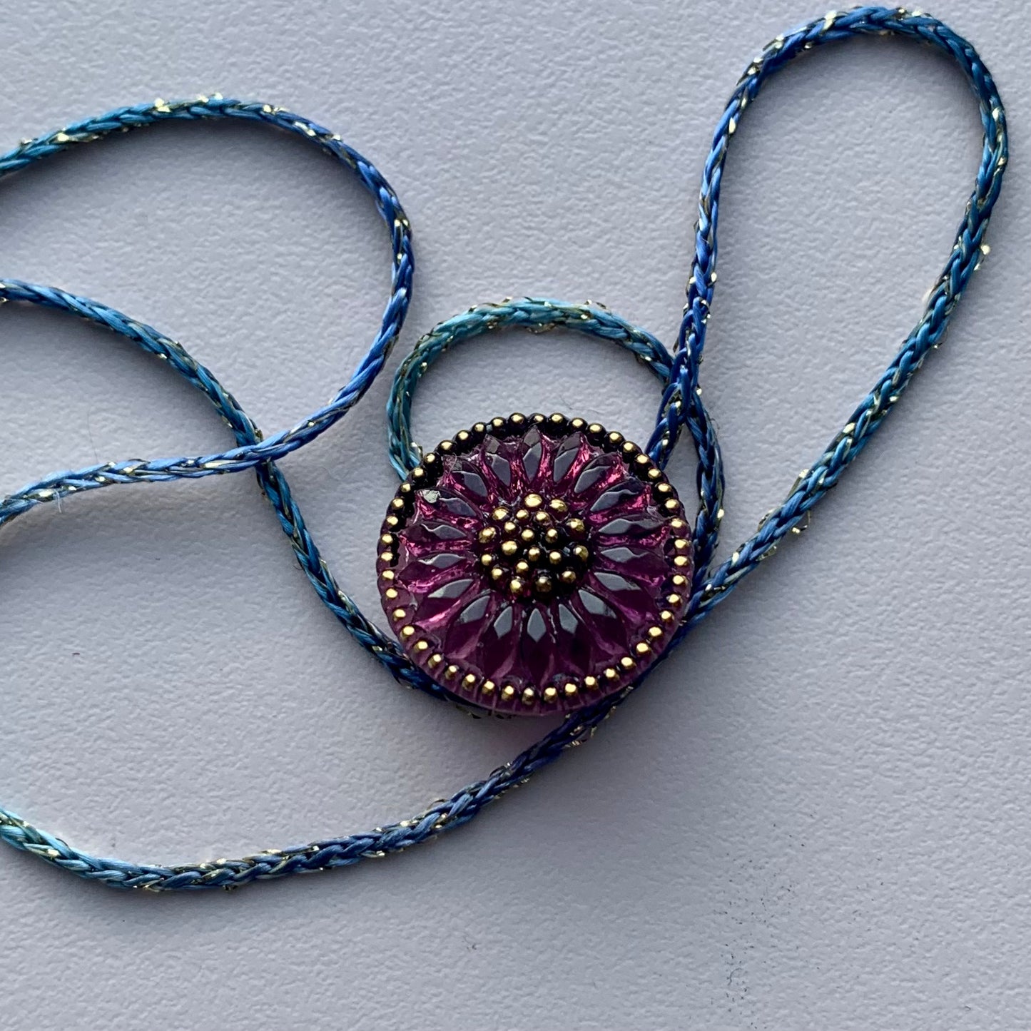 Glasknap lilla blomst med guld detaljer 18mm 