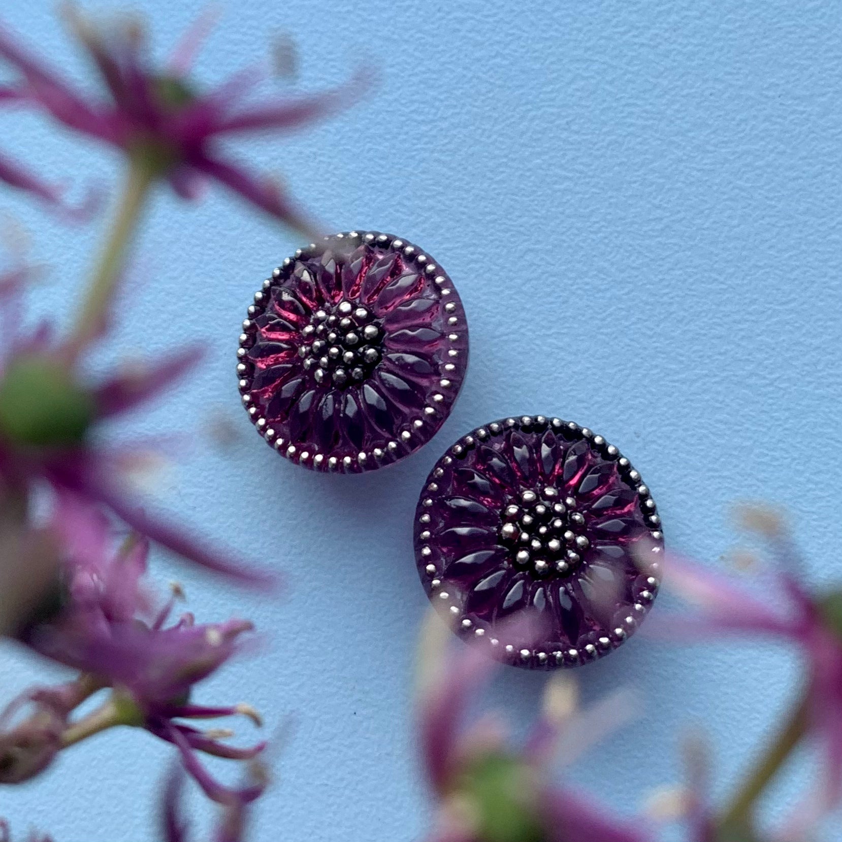 glasknap, 18mm solsikkeblomst i lilla glad med guld detaljer