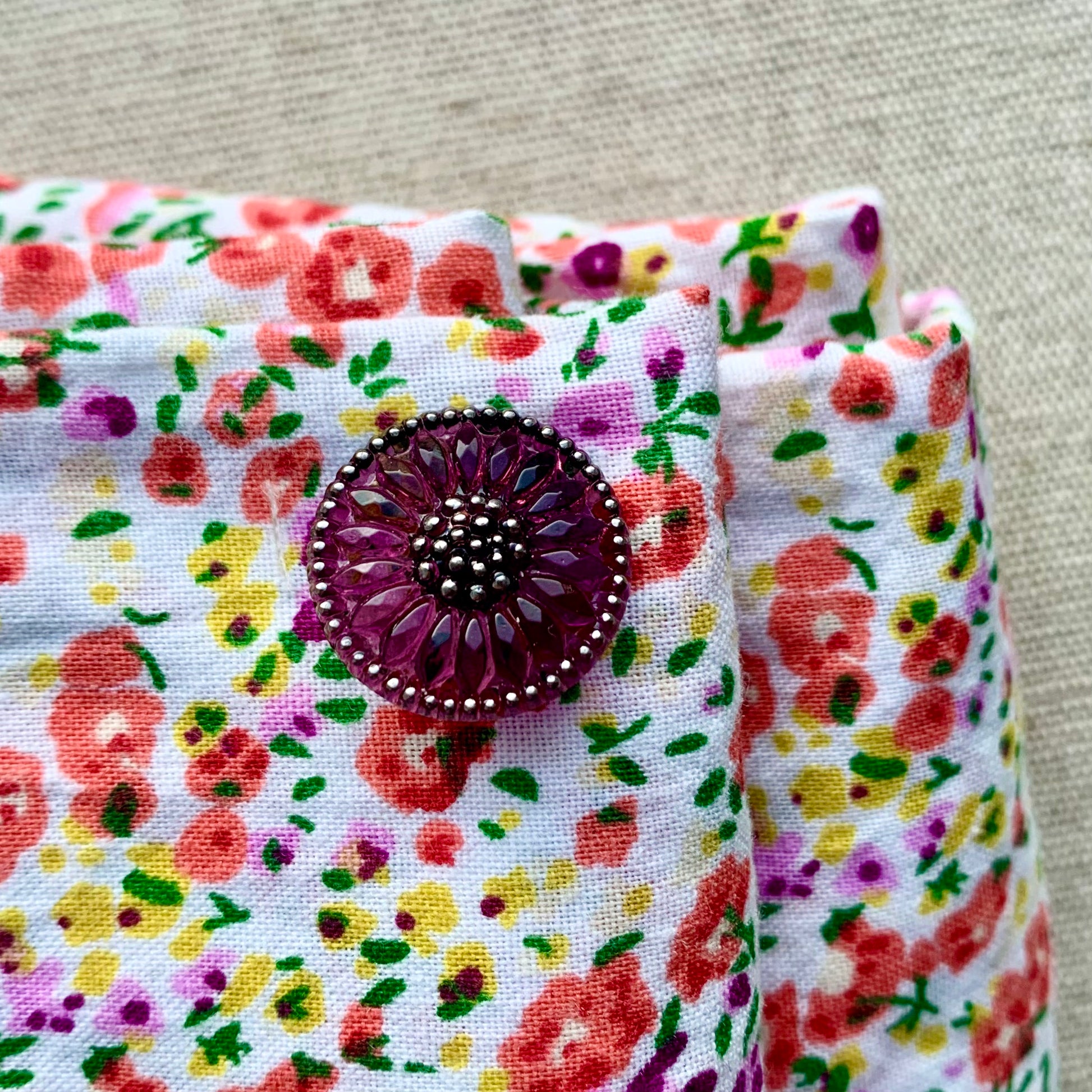 glasknap, 18mm solsikkeblomst i lilla glad med guld detaljer