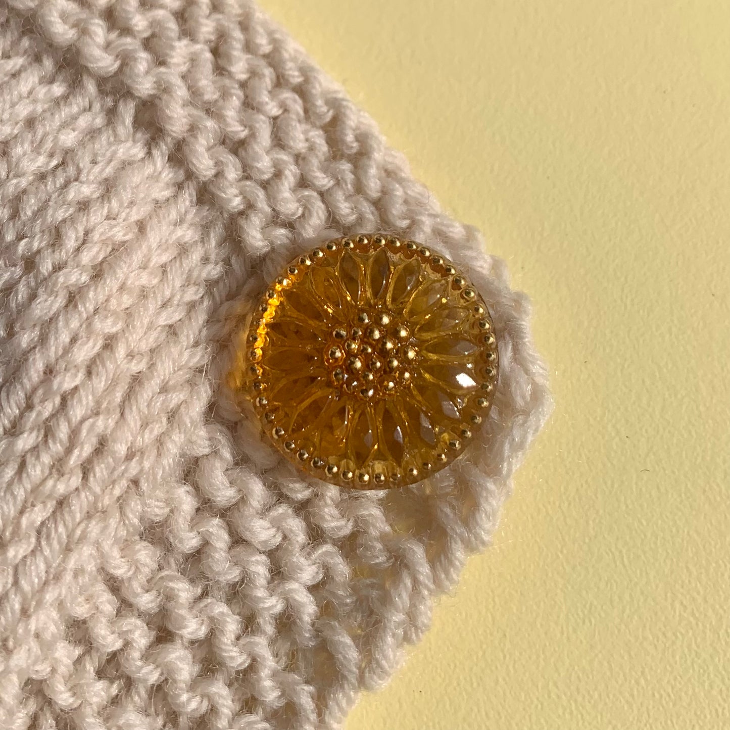 glasknap solsikke 18mm honning brun 18mm med guld detaljer 