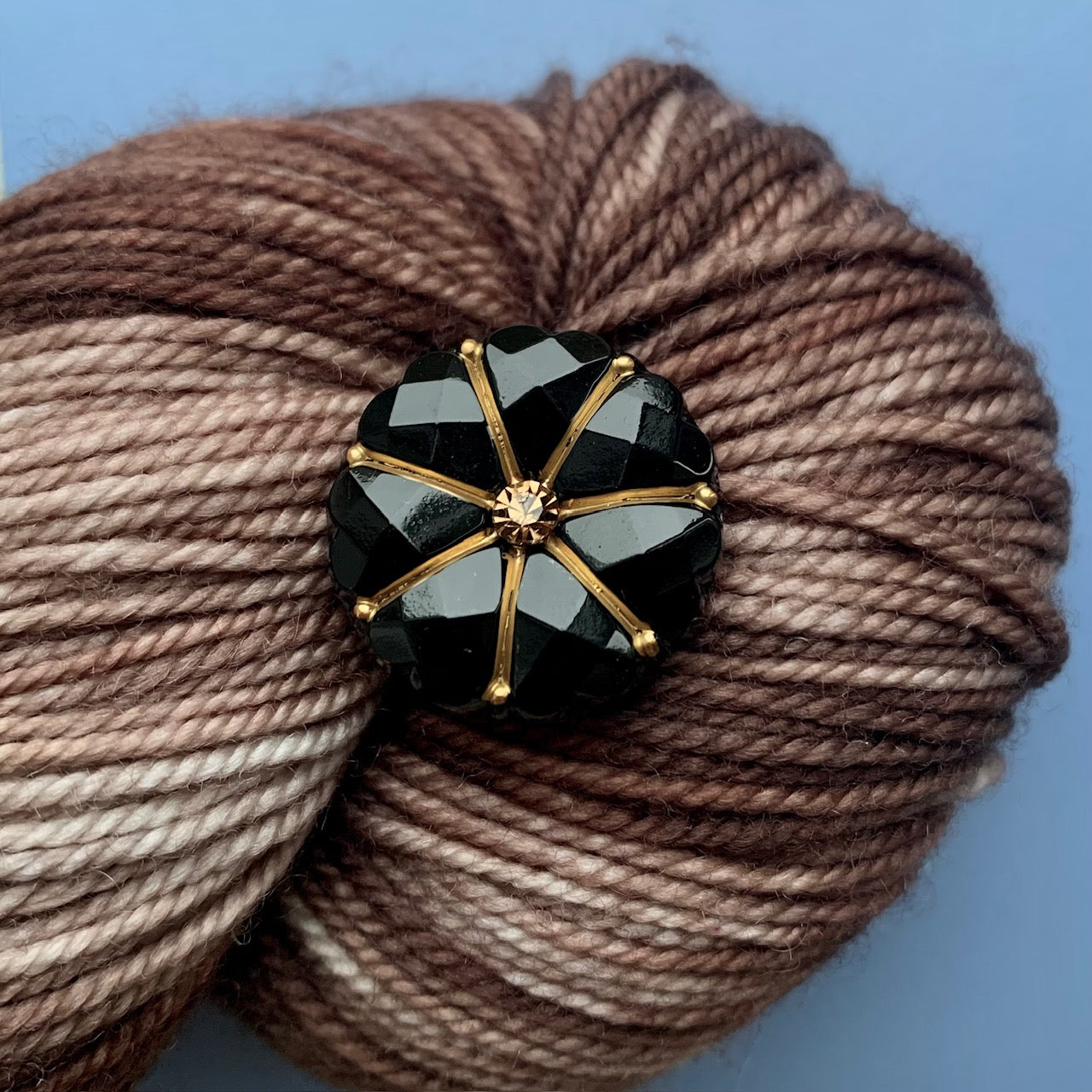 glasknap 22mm sort dahlia med brun sten 