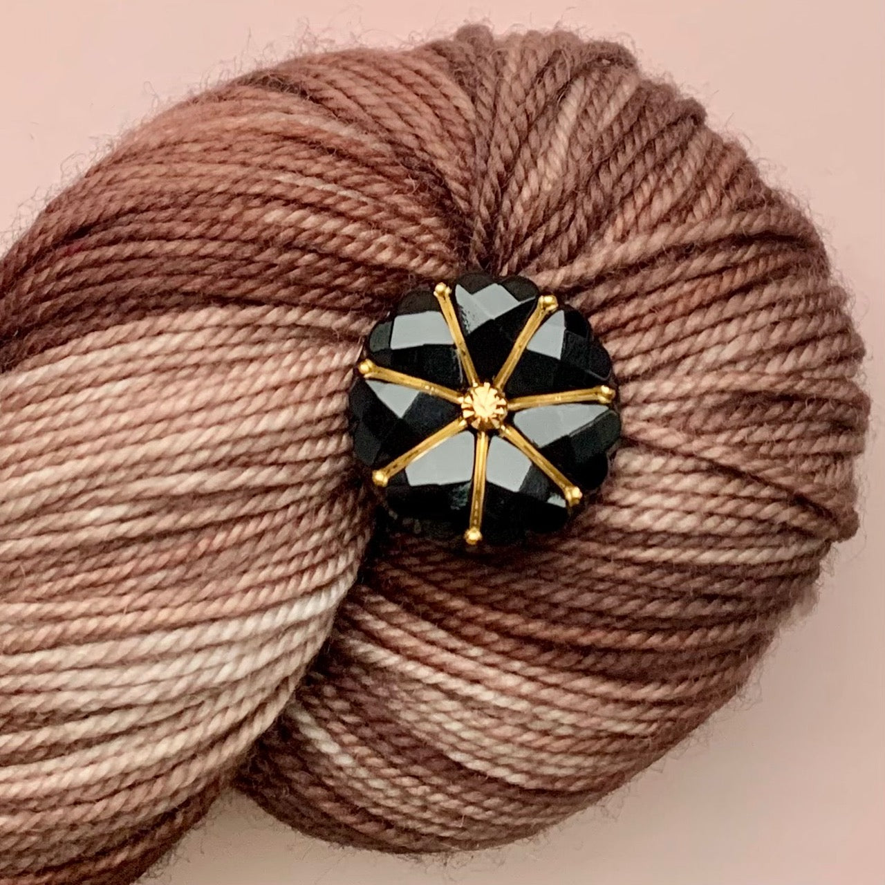 glasknap 22mm sort dahlia med brun sten 