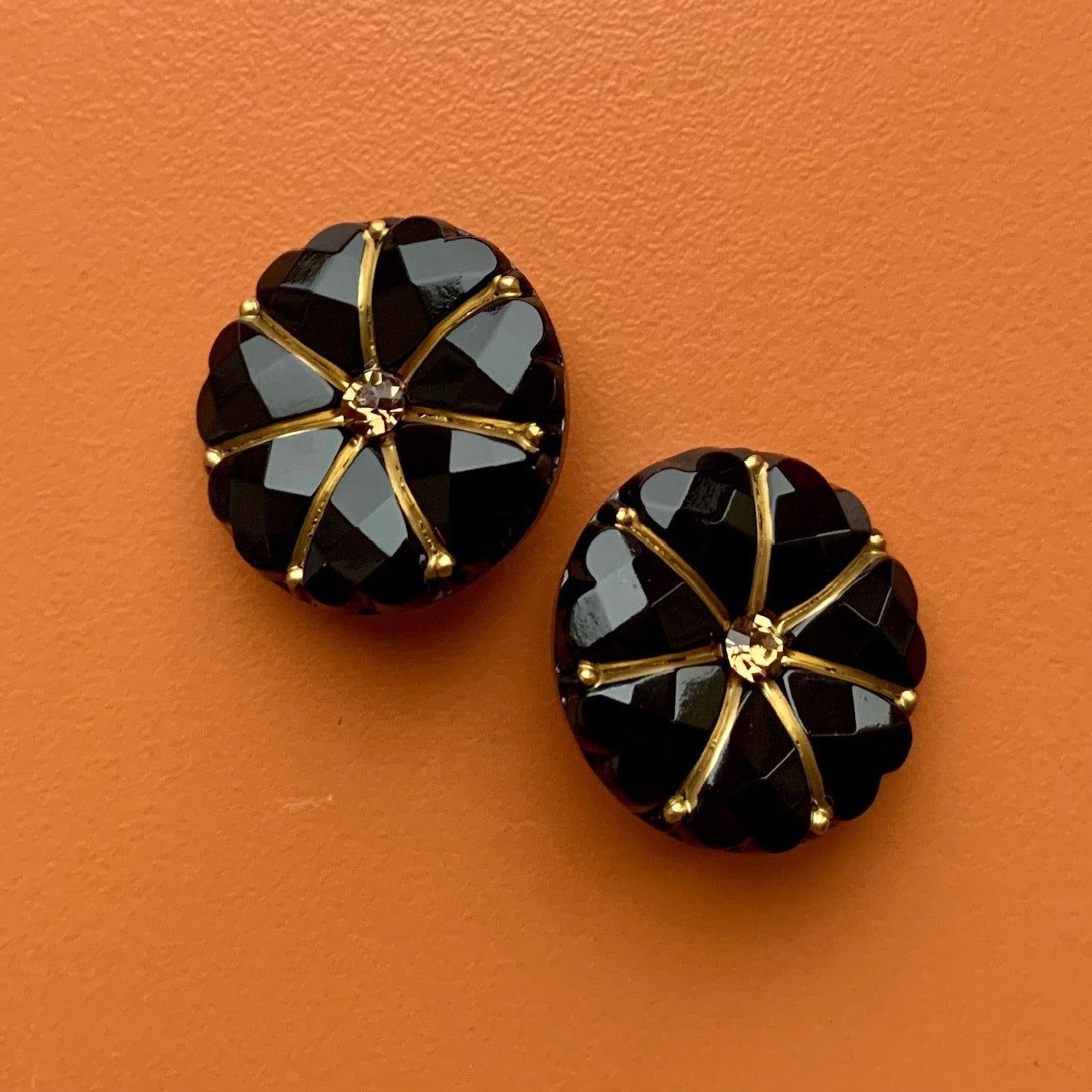 glasknap 22mm sort dahlia med brun sten 