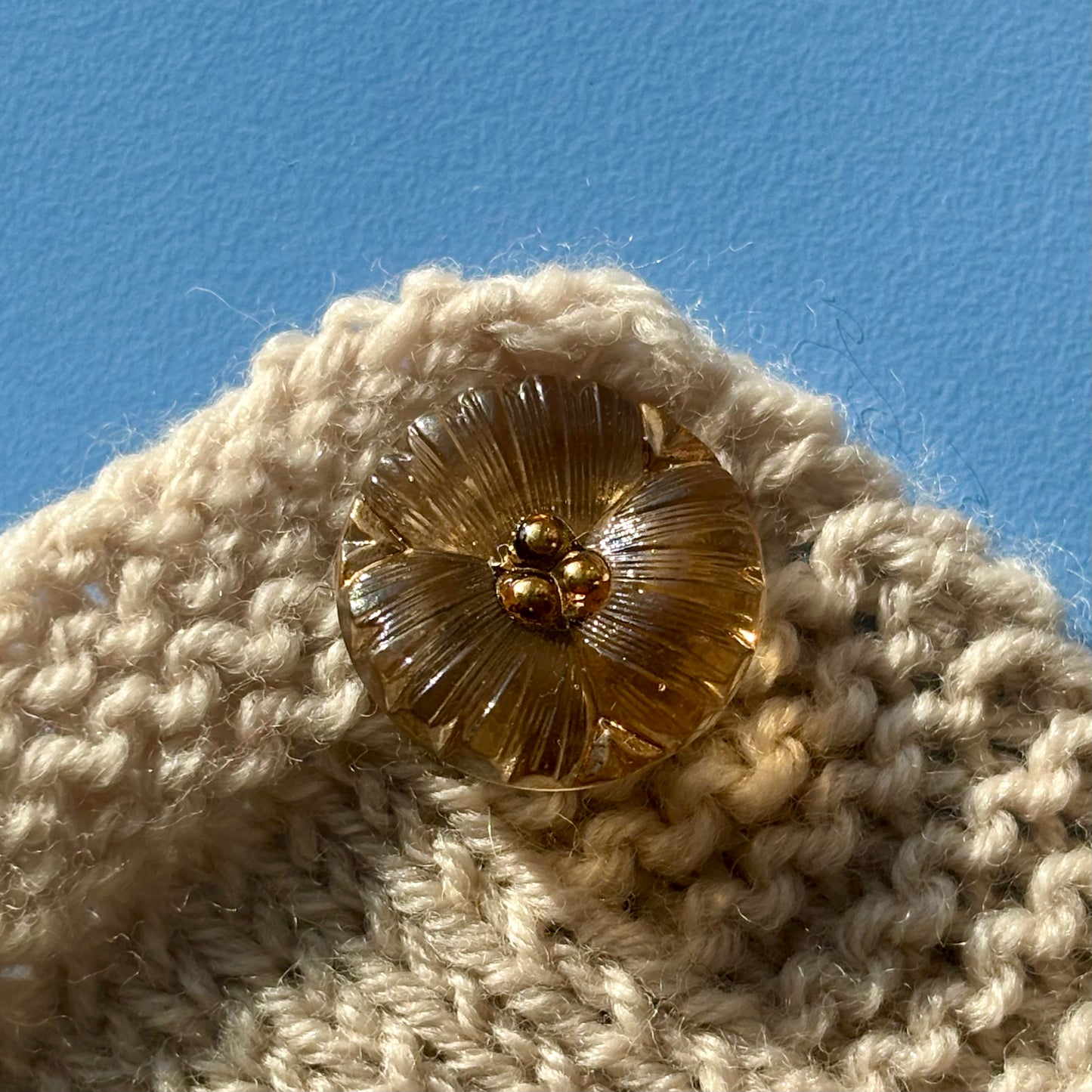 glasknap daisy knap i transperant brunt glas 18mm med guld prikker 