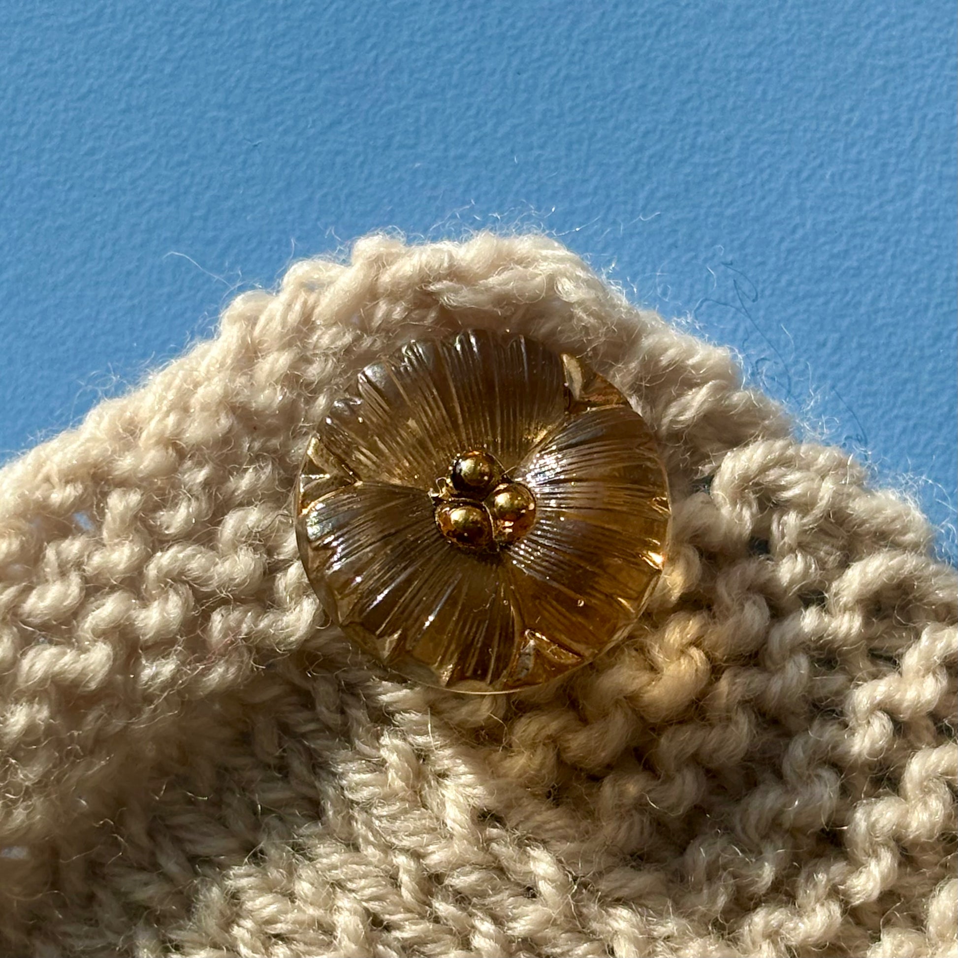glasknap daisy knap i transperant brunt glas 18mm med guld prikker 