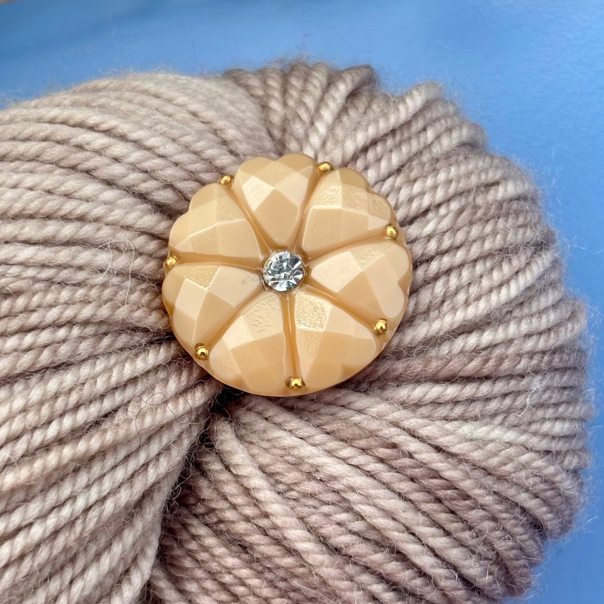 Dahlia glasknap karamel brun klar similisten, guld dutter 22mm 