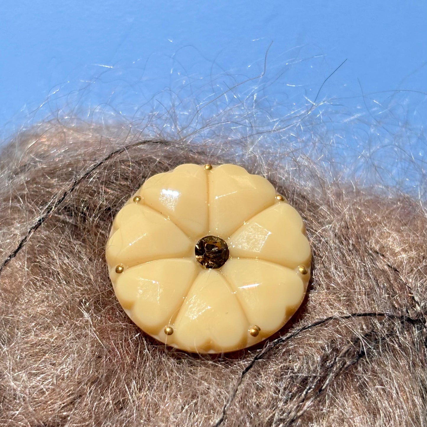 glasknap dahlia lys karamel brun, brun sten og guld prik 22mm  haandlavet knap til strik 