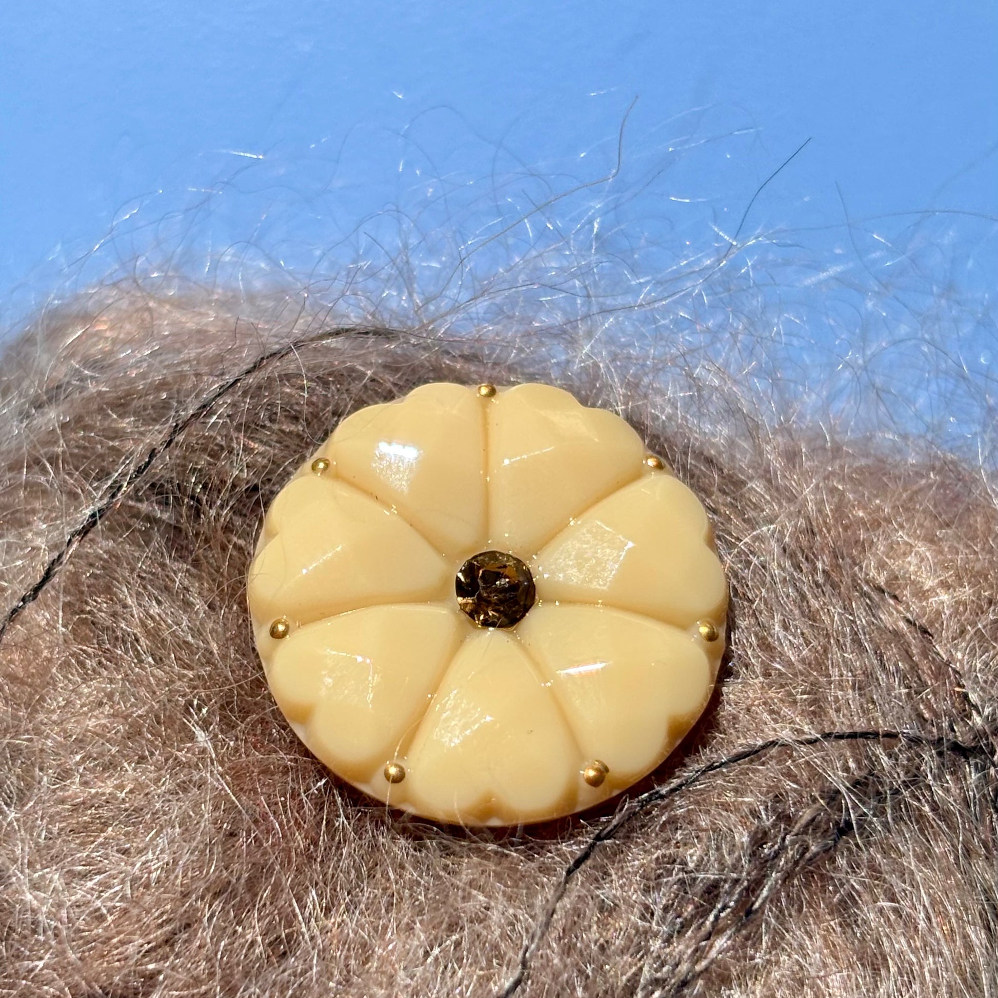 glasknap dahlia lys karamel brun, brun sten og guld prik 22mm  haandlavet knap til strik 