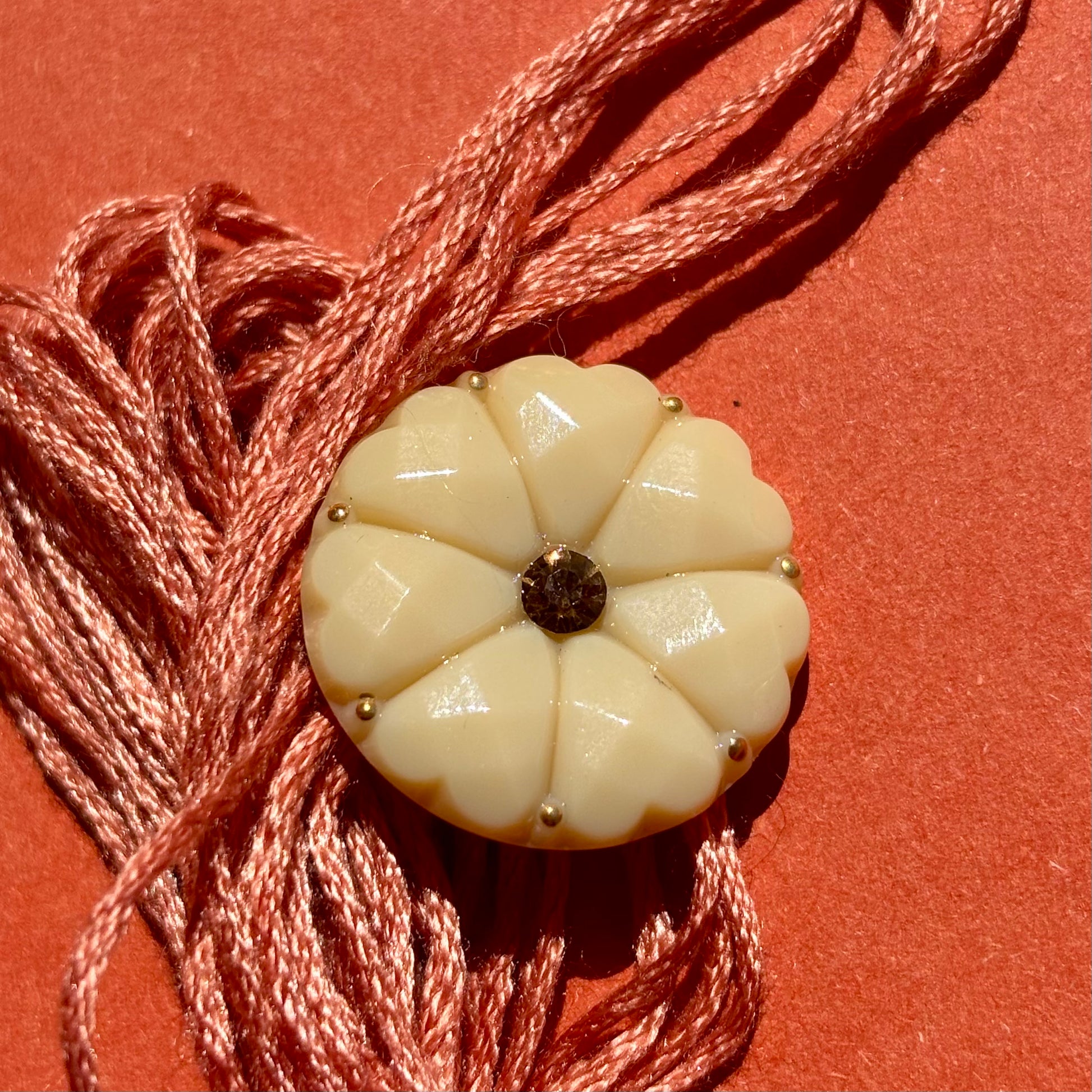 glasknap dahlia karamel brun med brun sted og guld prik haandlavet knap til strik 