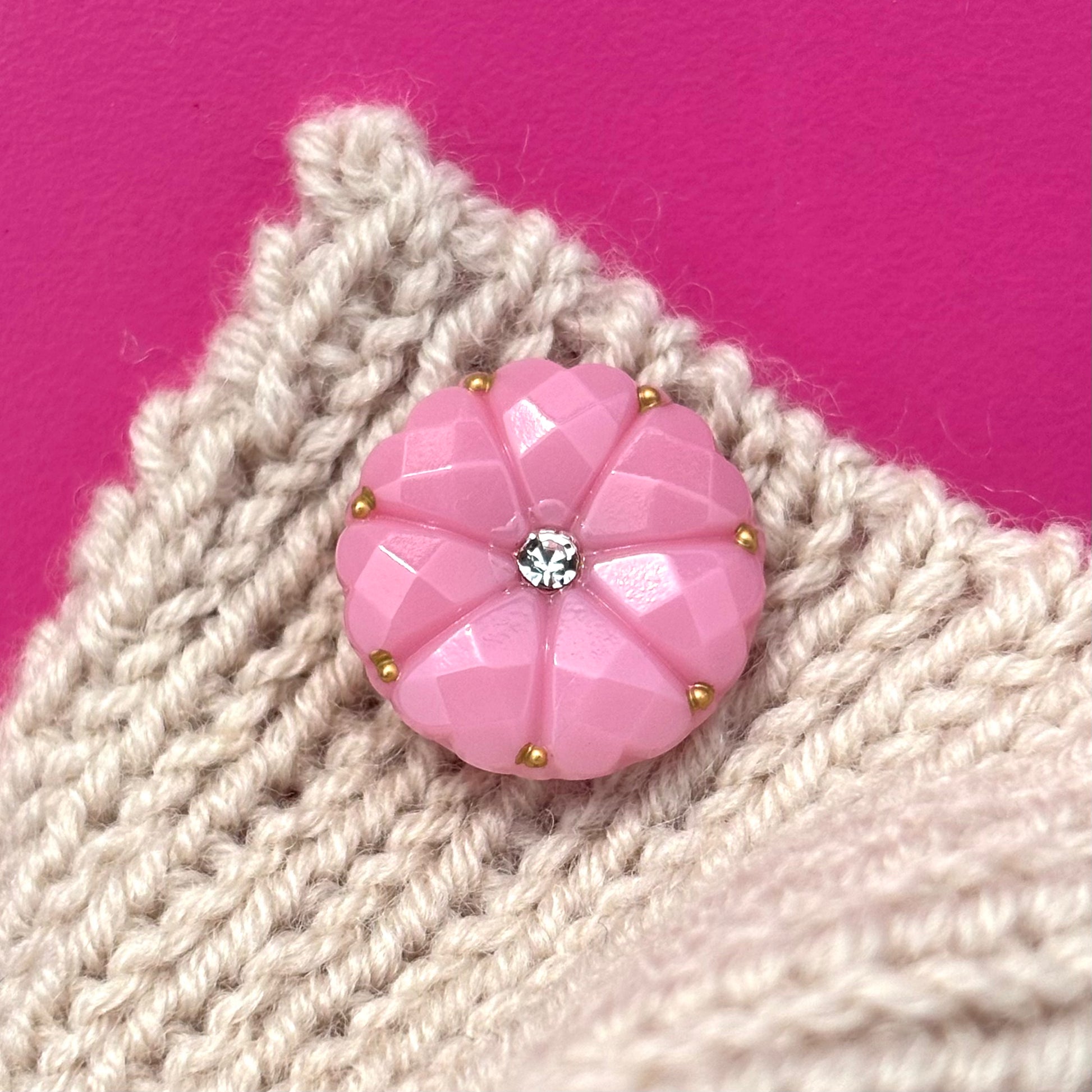 Dahlia glasknap pink glas, klar similisten, guld prikke på kanten 18mm 