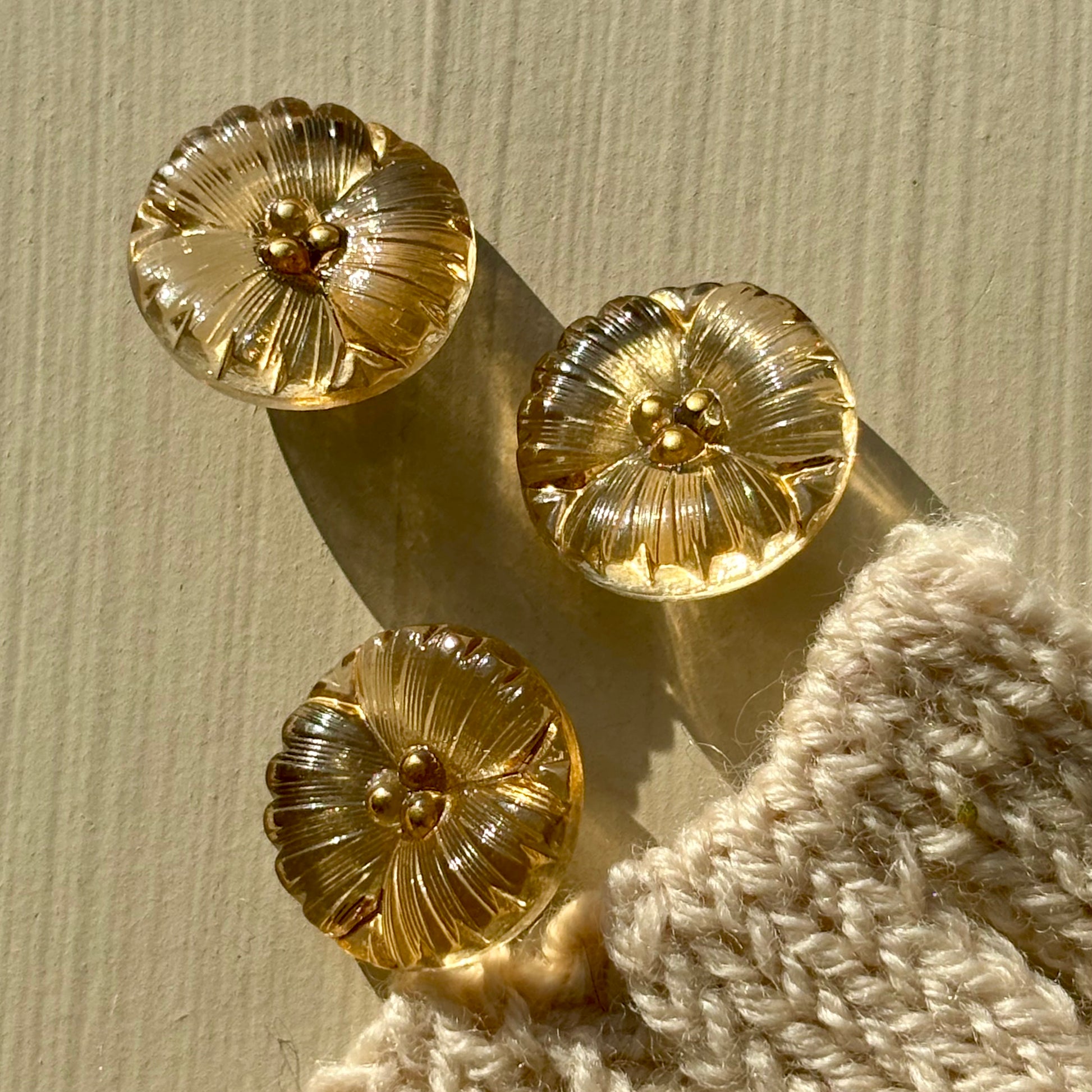 glasknap daisy knap i transperant brunt glas 18mm med guld prikker 