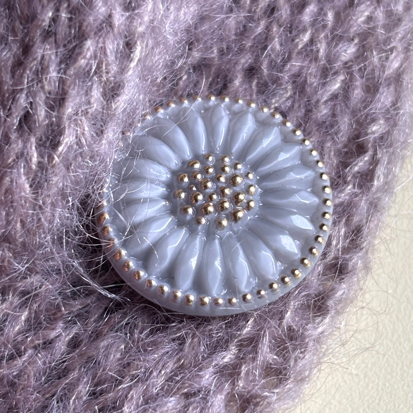 graa glasknap 22mm guld prikker 