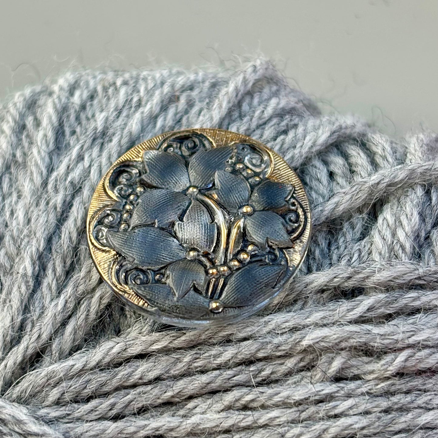 glasknap 26mm med tre blomster gråt glas  med guld detaljer 