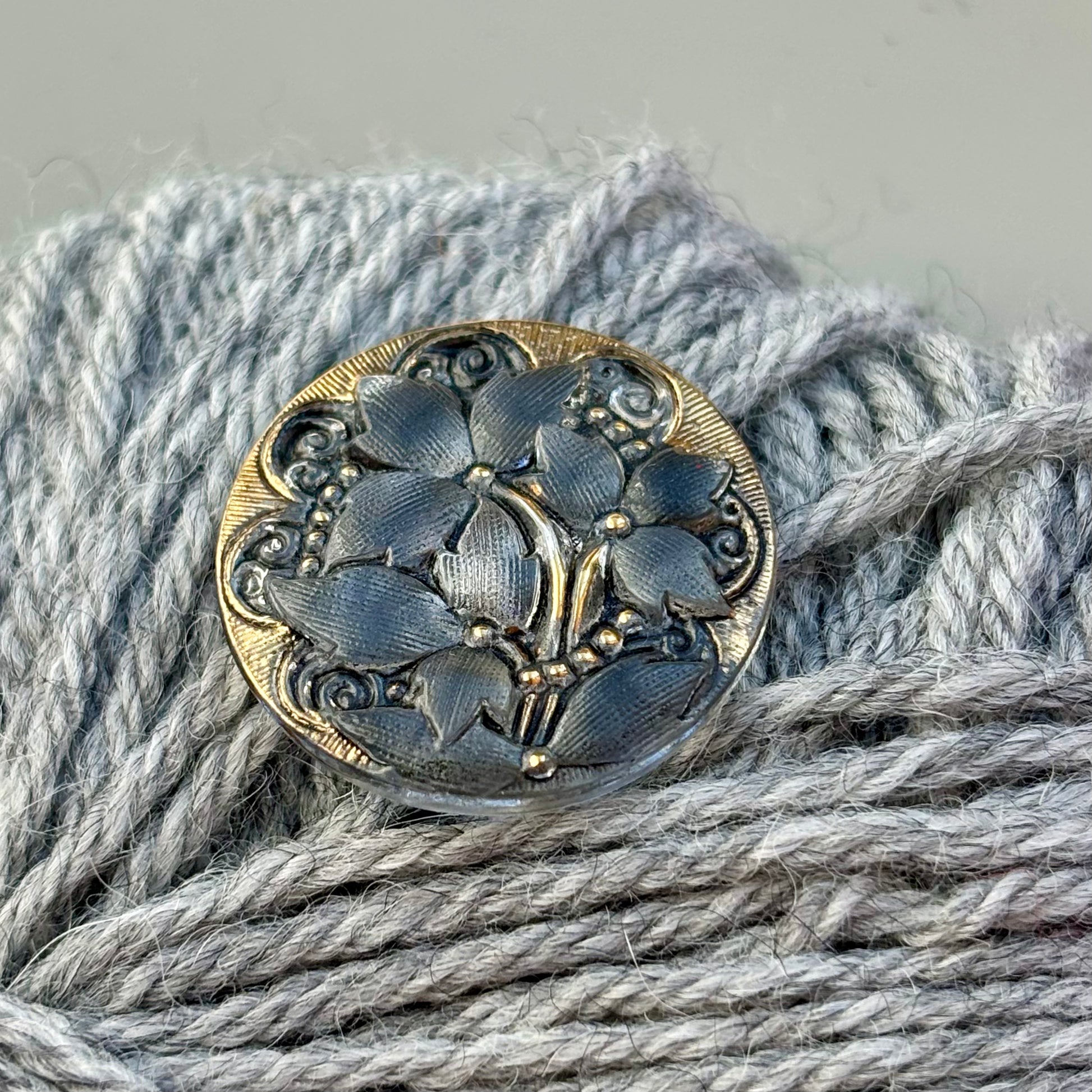 glasknap 26mm med tre blomster gråt glas  med guld detaljer 