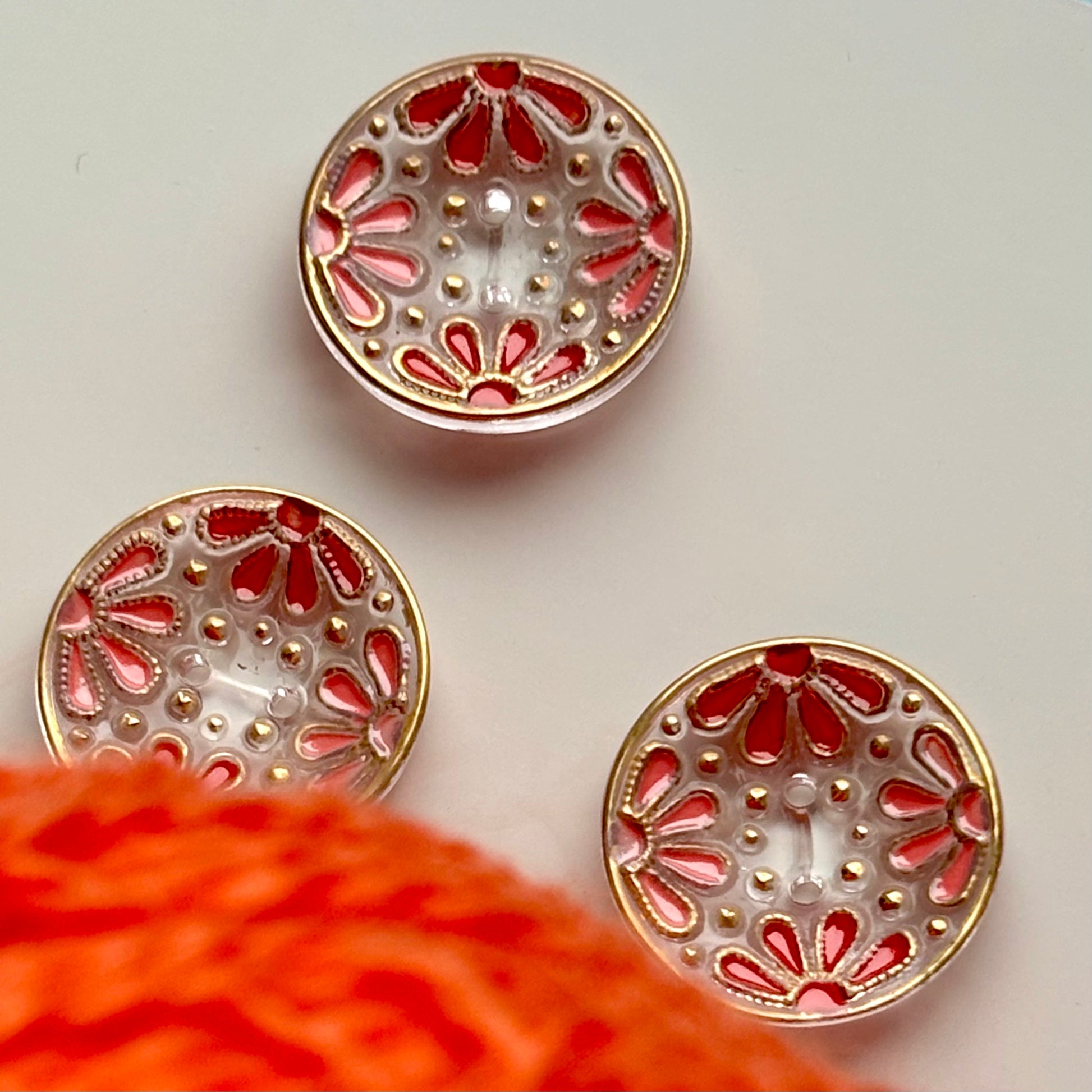 kamelia glasknap 18mm guld rød knap med to huller