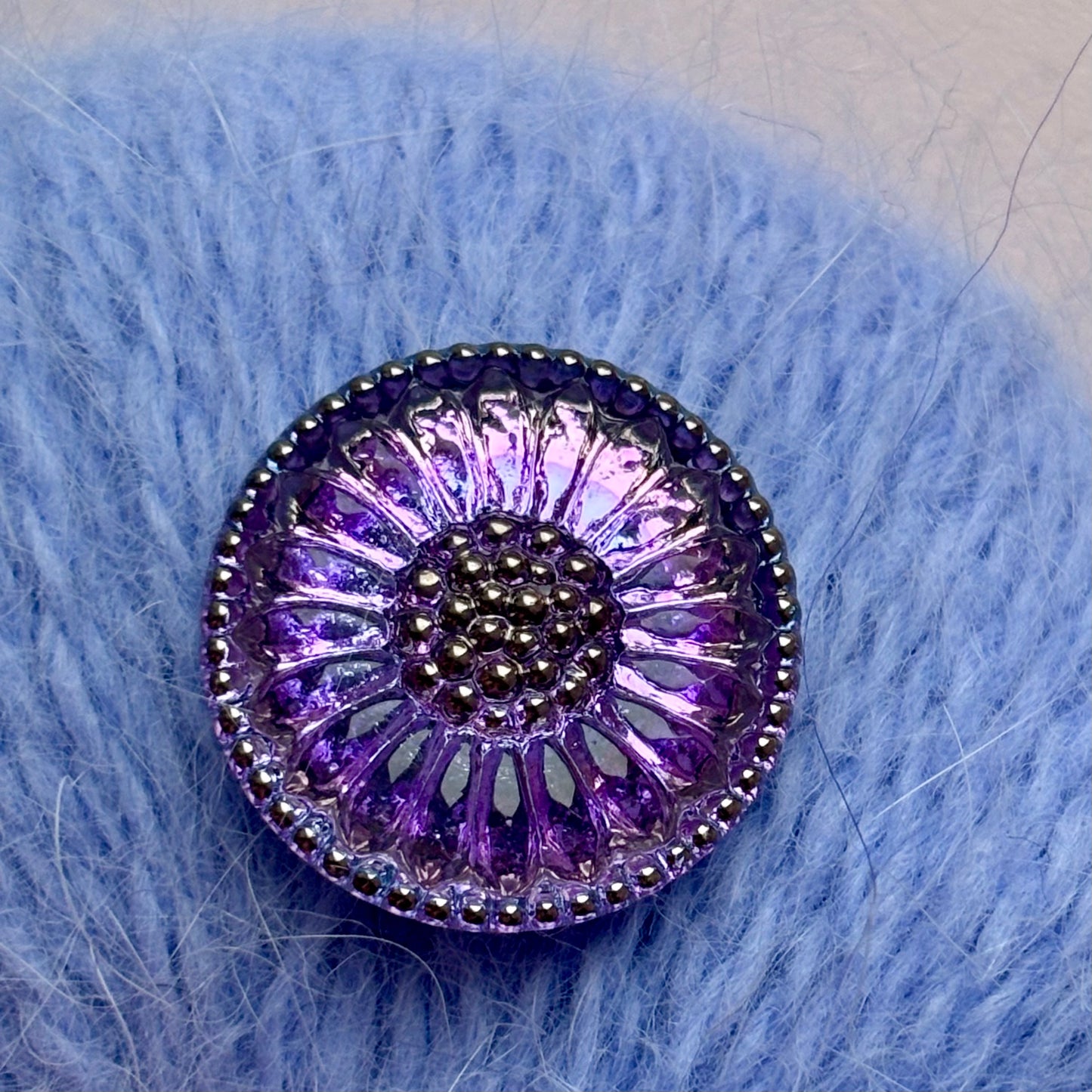 solsikke glasknap 22mm lavendel lilla multi farvet med sølv prikker 