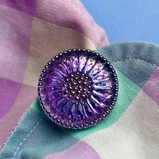 solsikke glasknap 22mm lavendel lilla multi farvet med sølv prikker 