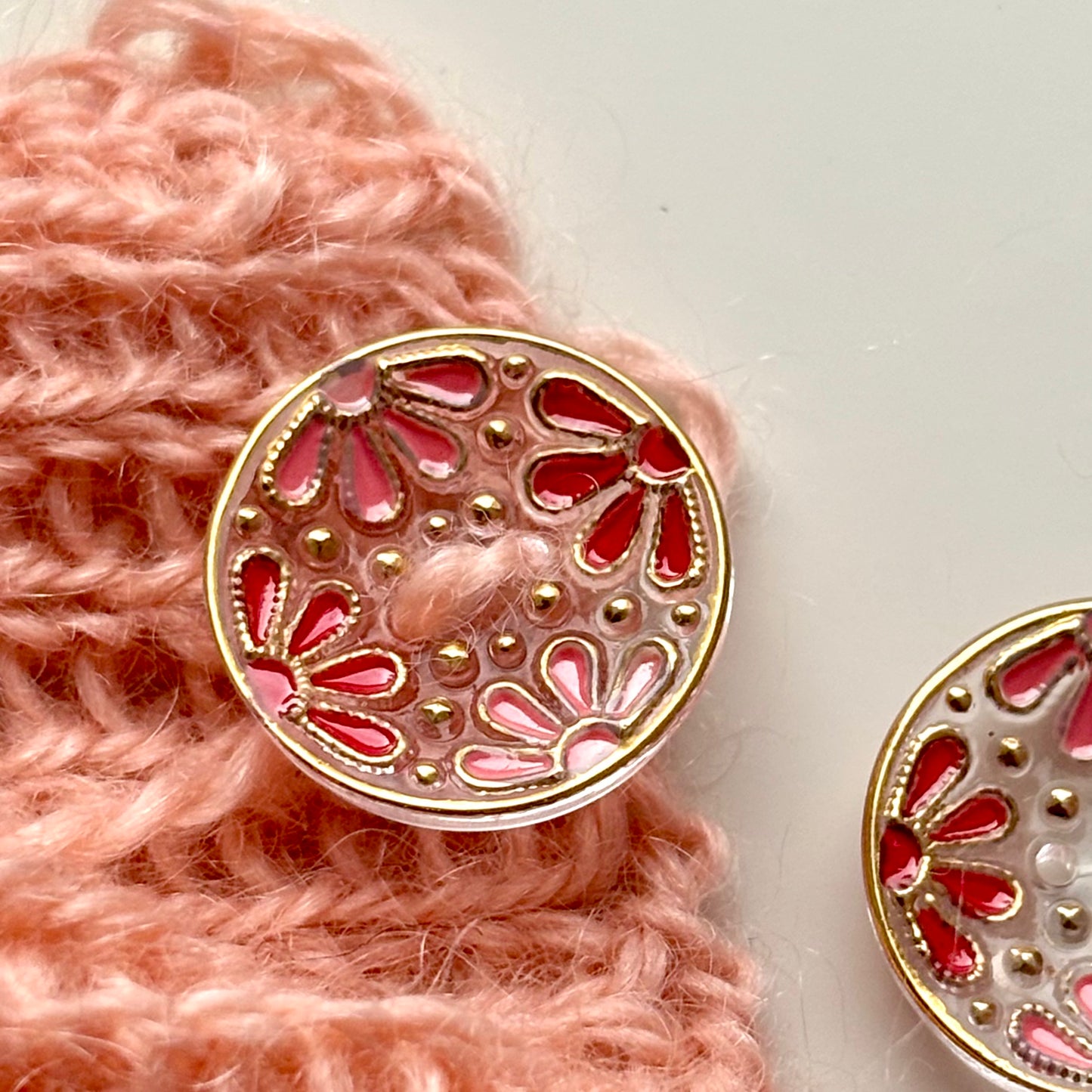 kamelia glasknap 18mm guld rød knap med to huller