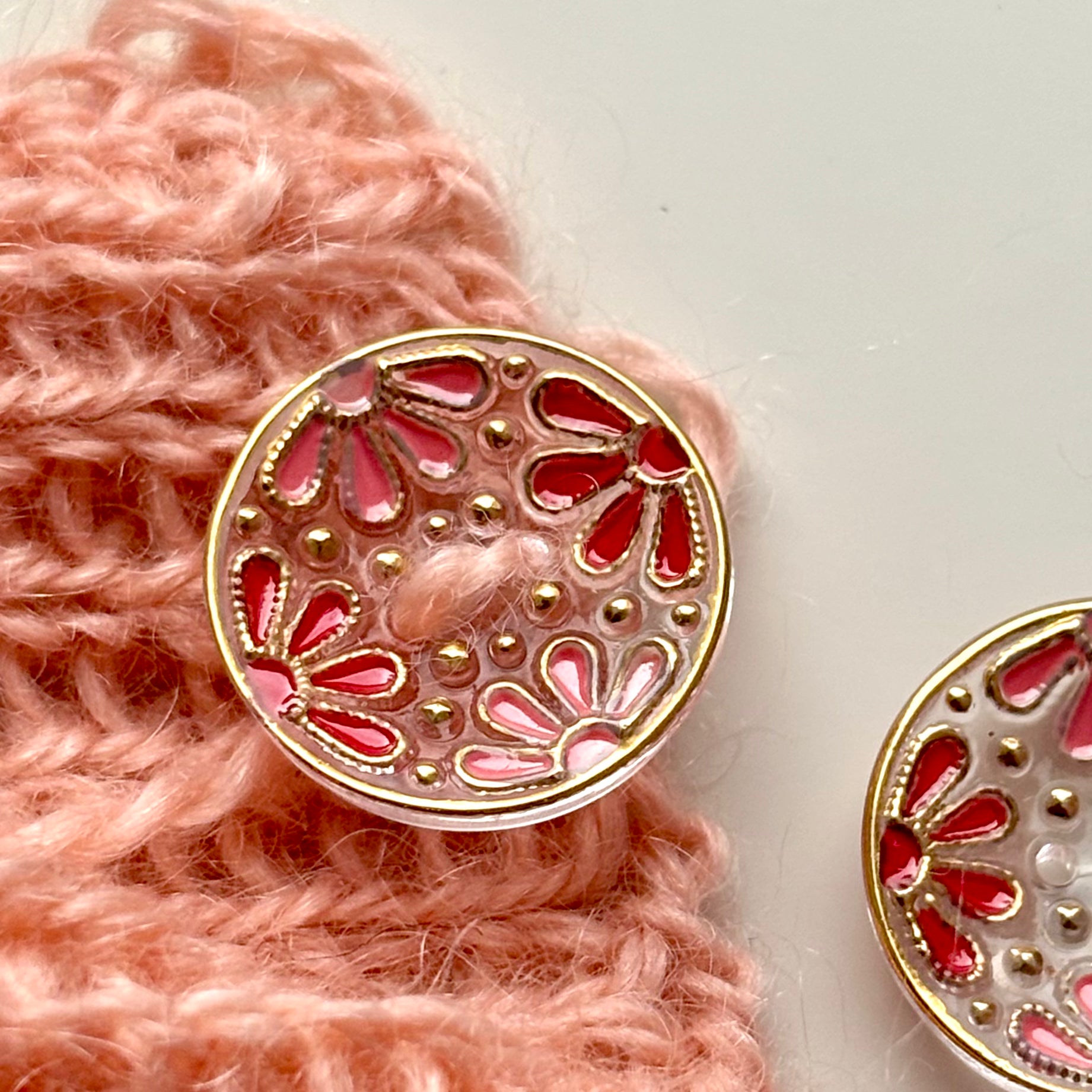 kamelia glasknap 18mm guld rød knap med to huller