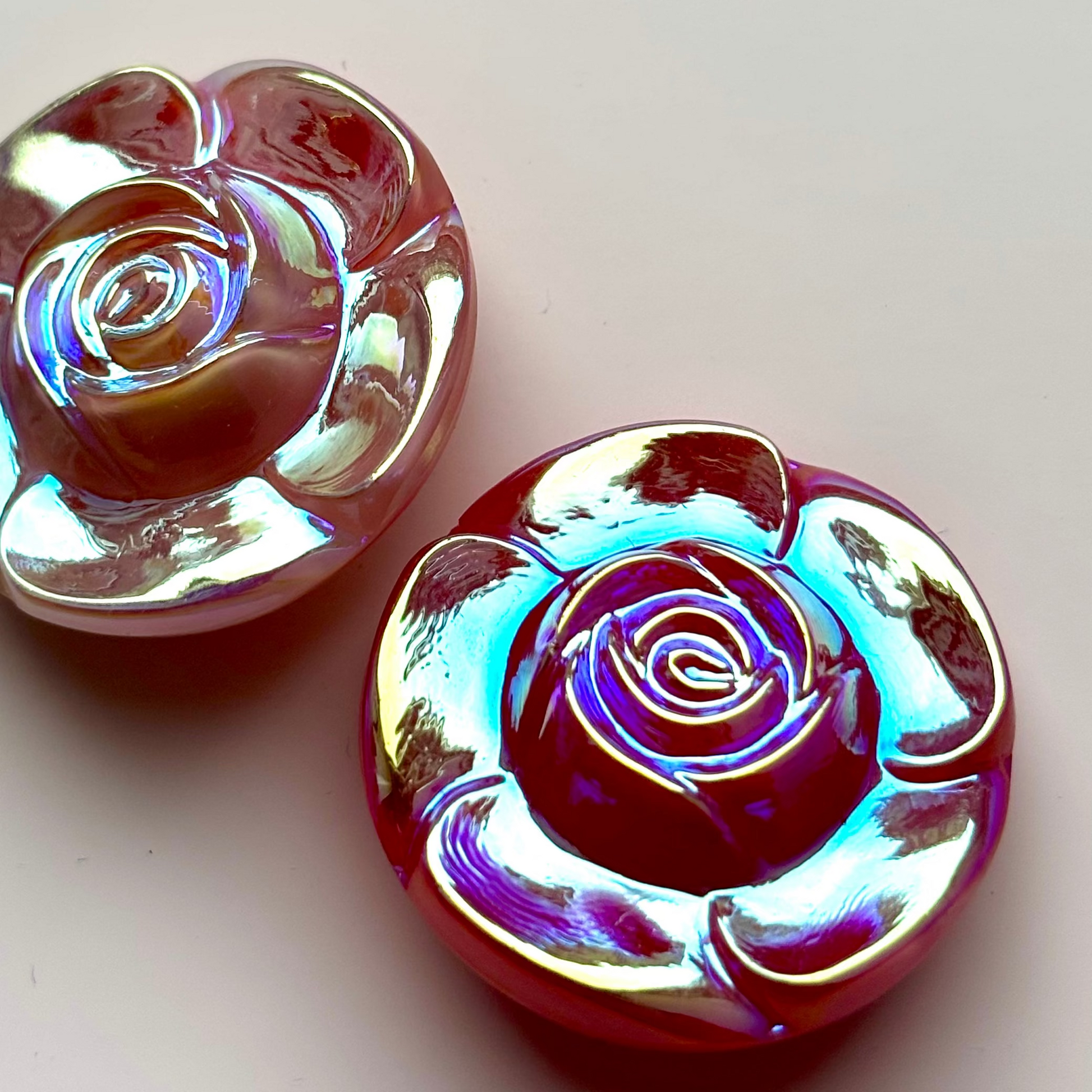 rose knap 26mm rød perlemor effekt 