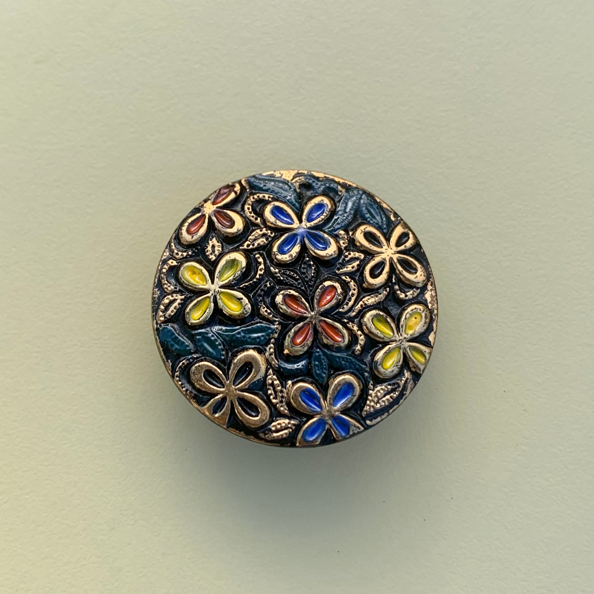 Stor sort glas knap med blomster 32mm