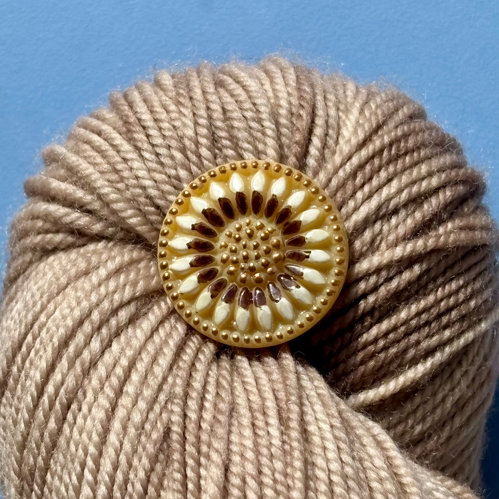 galskbnap solsikke brun 22mm guld haandmalet blomst 