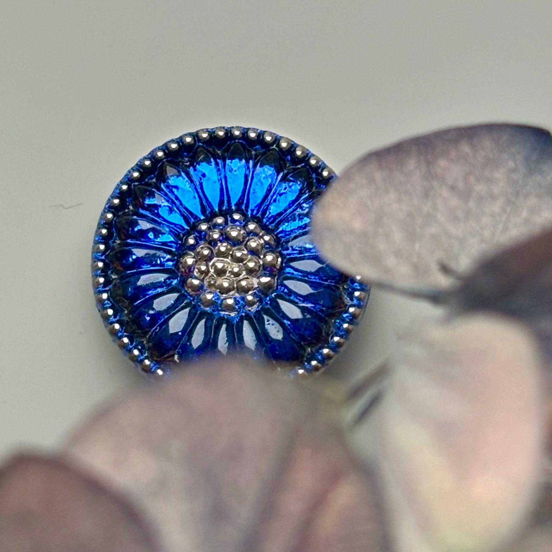 solsikke glasknap 22mm blå sølv 