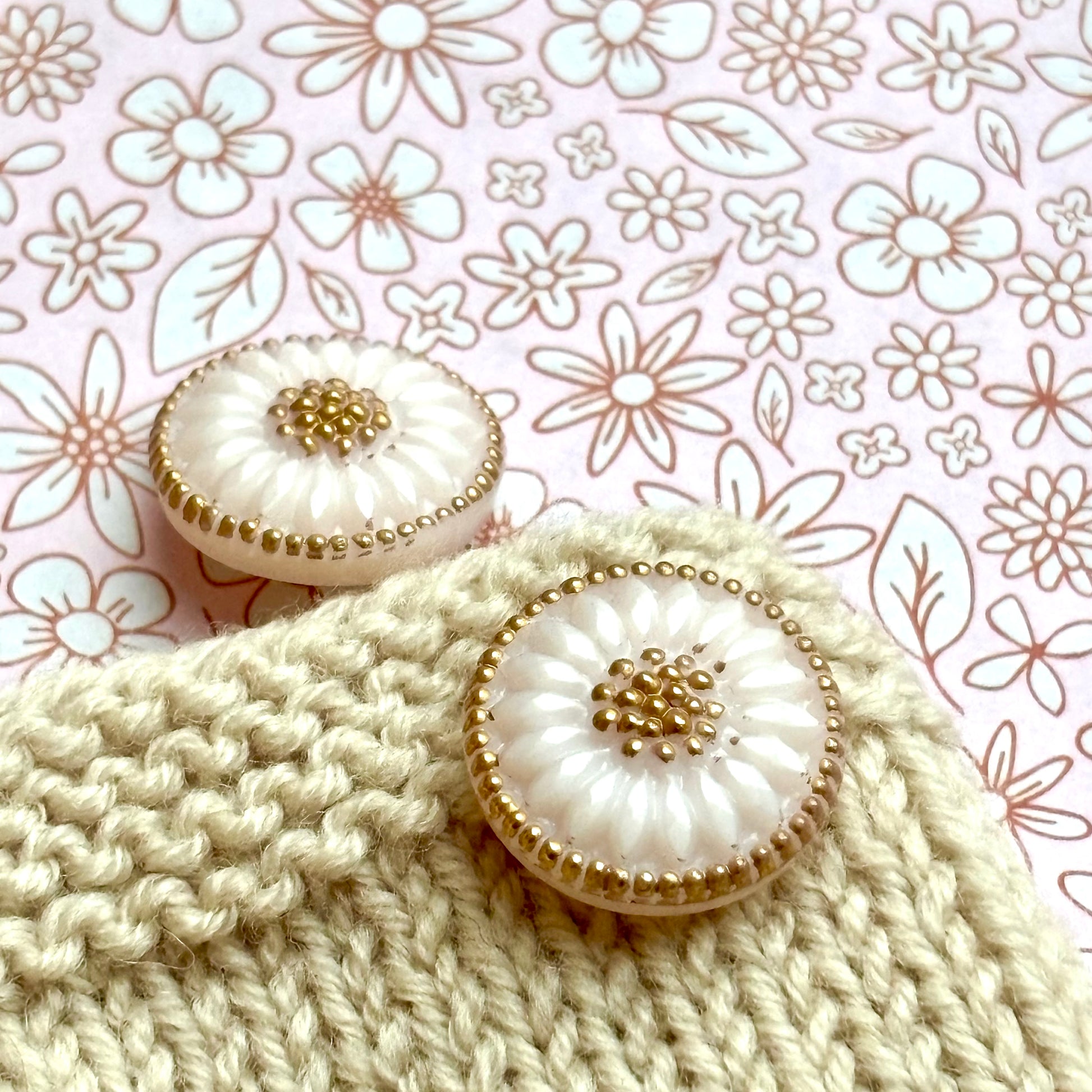 glasknap solsikke 18mm rosa perlemor guld prikker