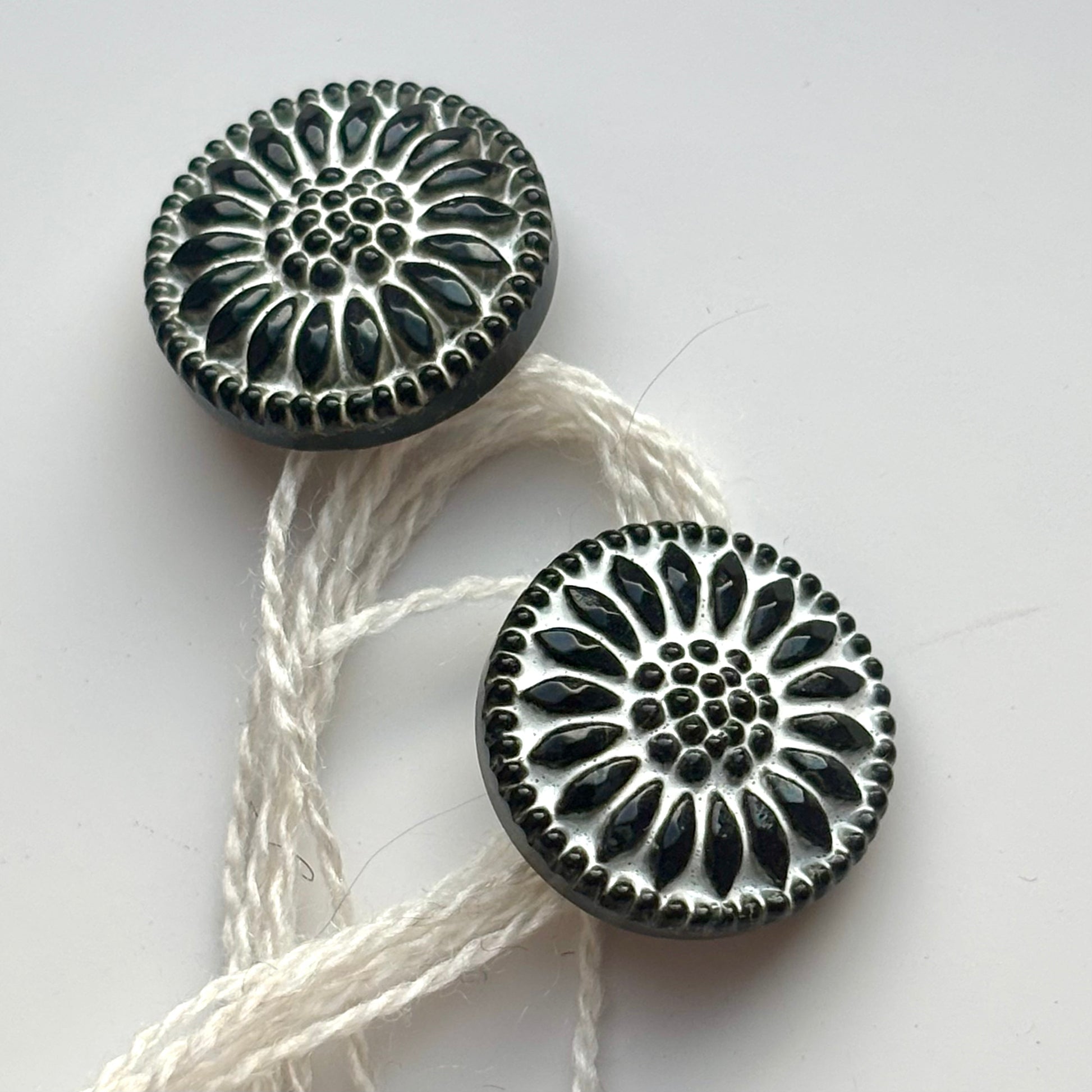 solsikke glasknap sort hvid 18mm 