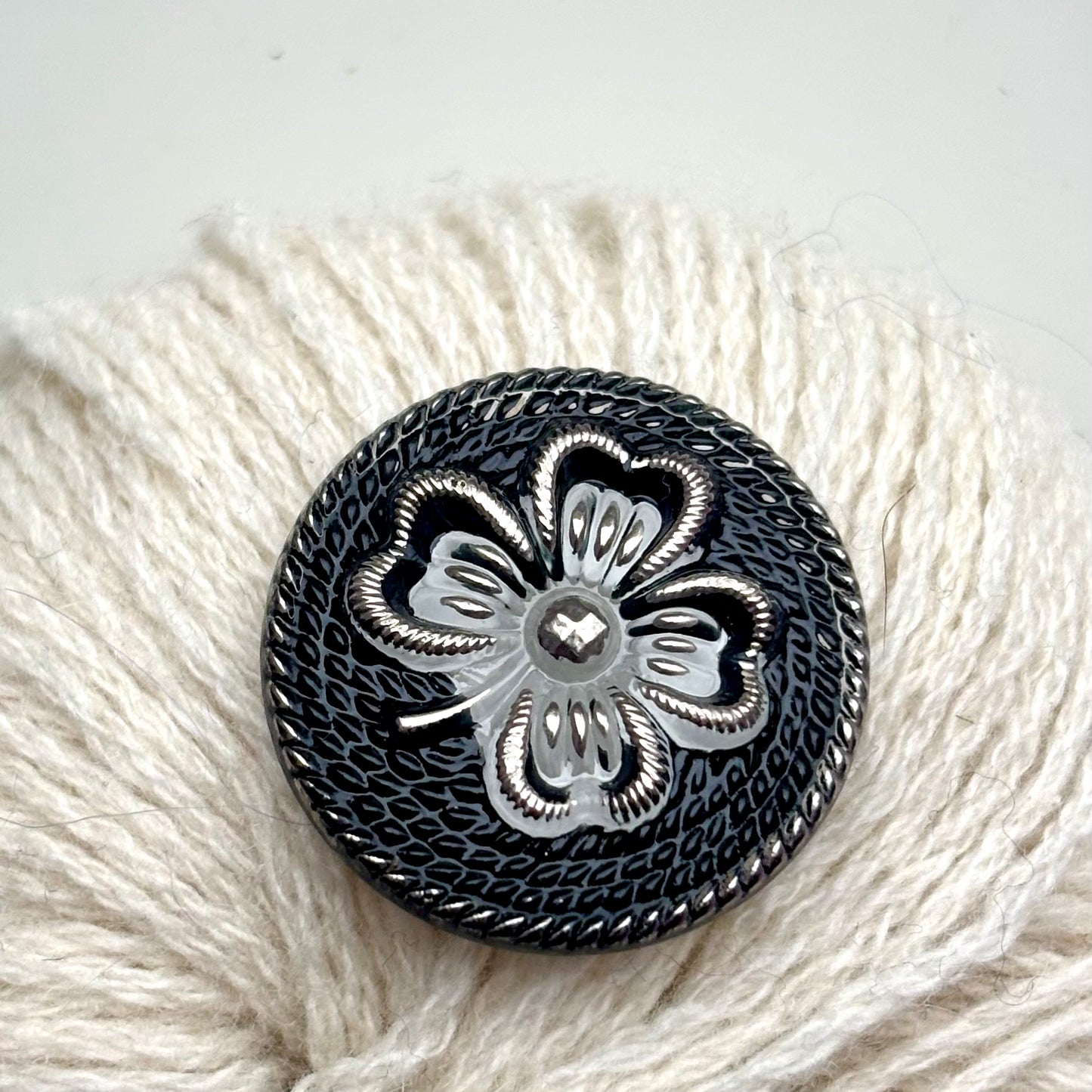 kløver glasknap 26mm sort sølv 