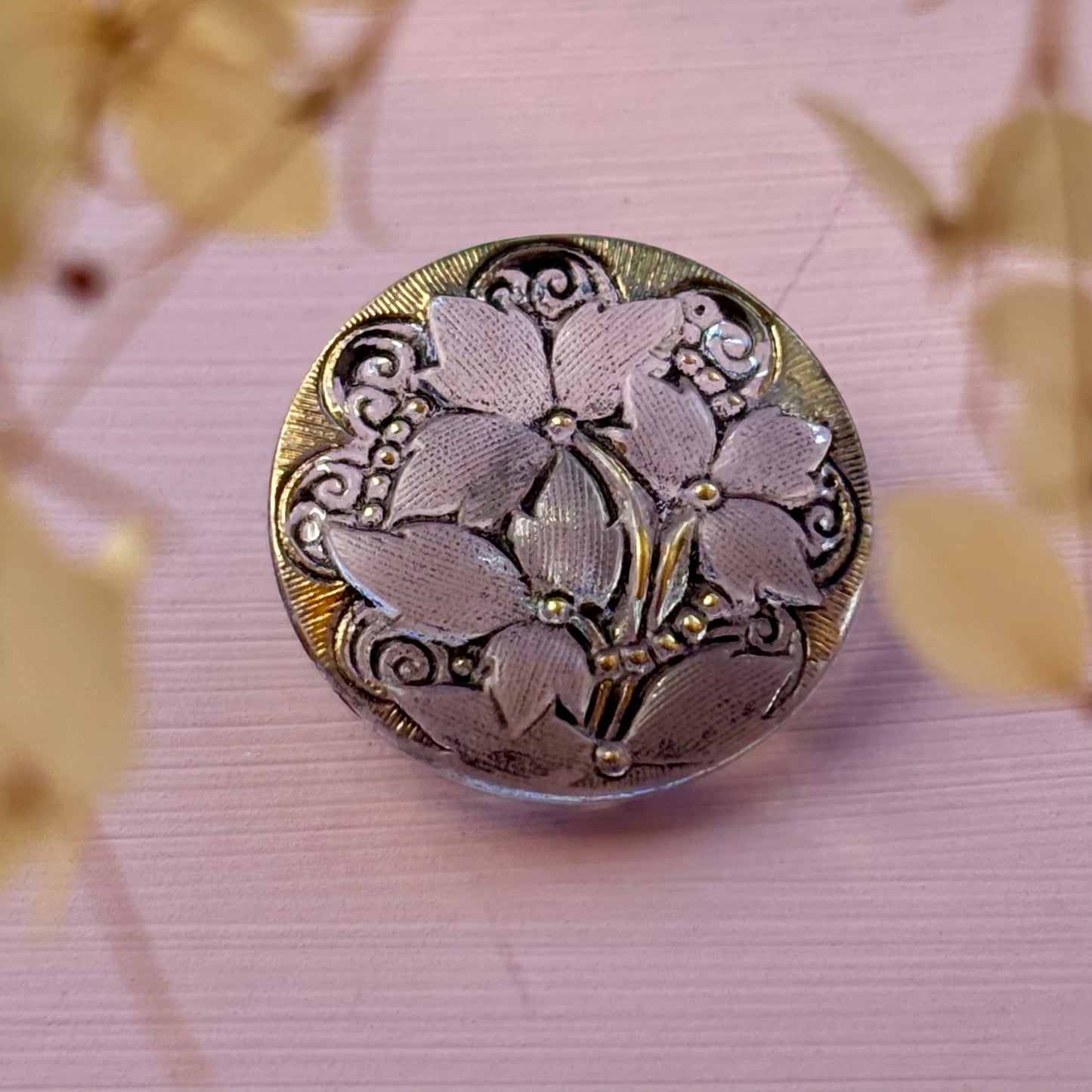glasknap 26mm med tre blomster gråt glas  med guld detaljer 