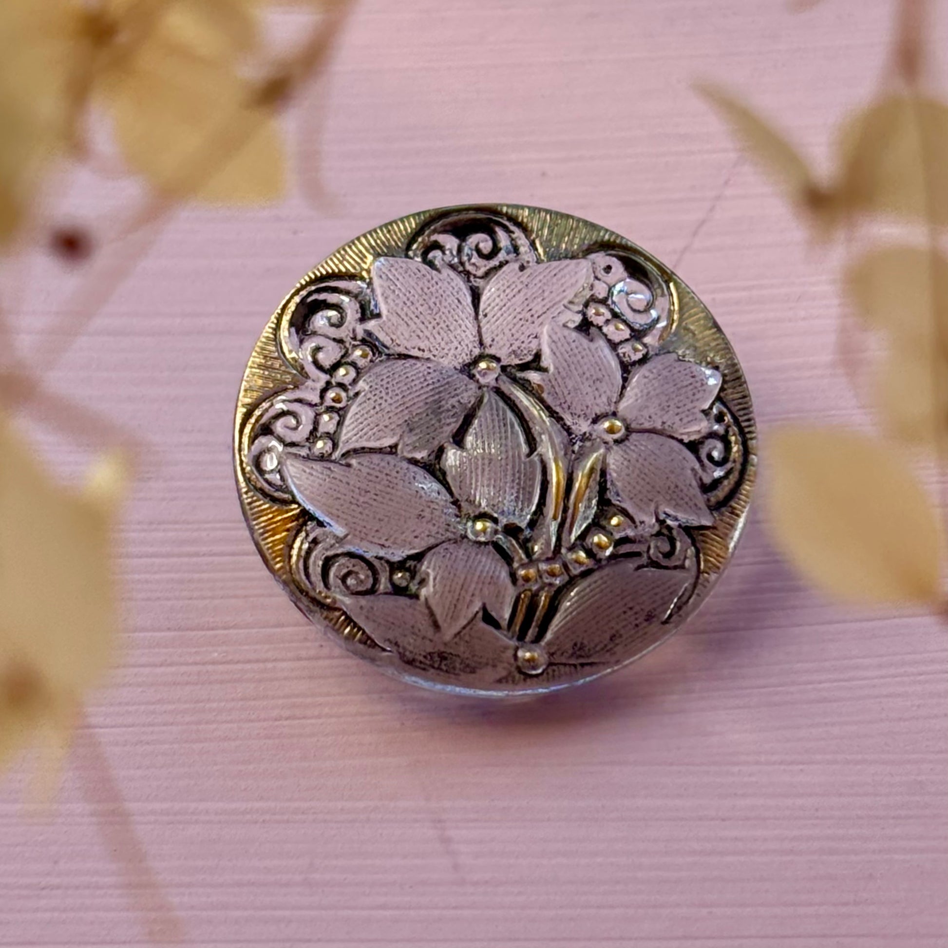 glasknap 26mm med tre blomster gråt glas  med guld detaljer 