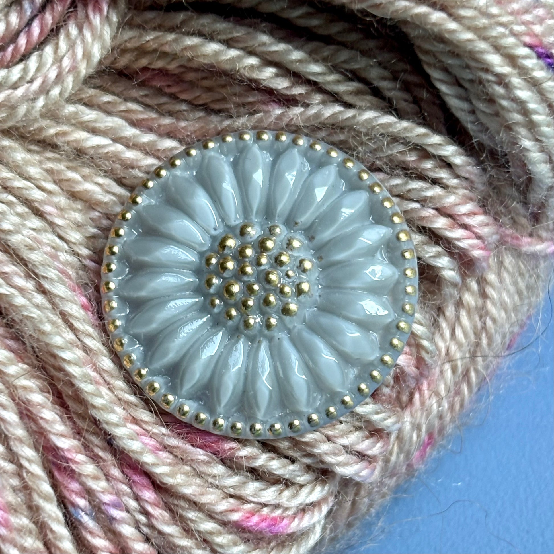 graa glasknap 22mm guld prikker 