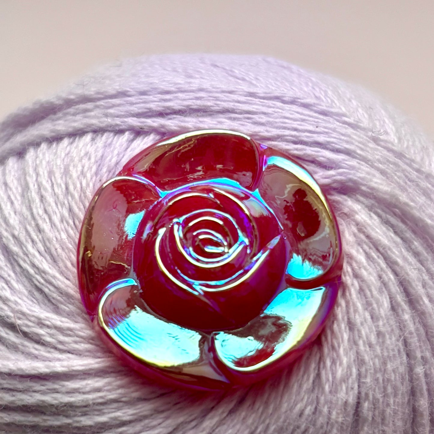 rose knap 26mm rød perlemor effekt 