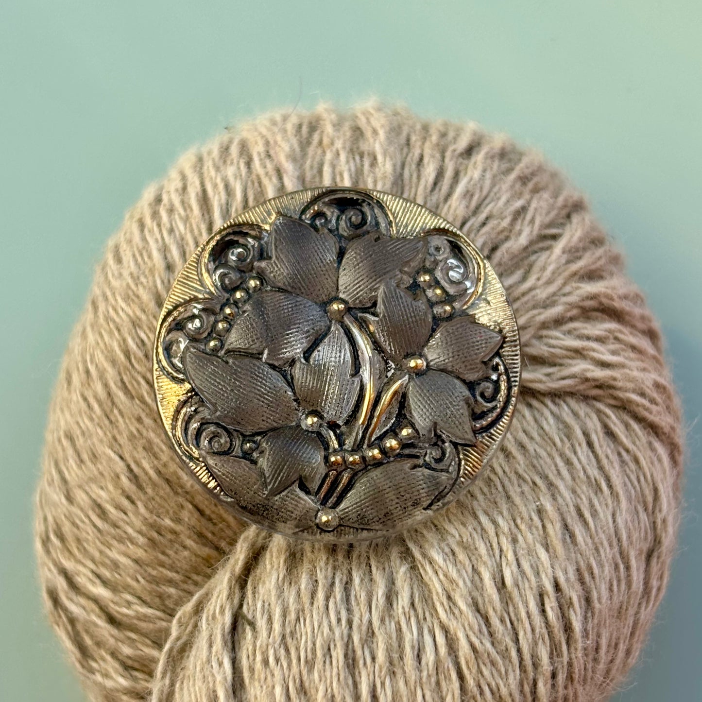 glasknap 26mm med tre blomster gråt glas  med guld detaljer 
