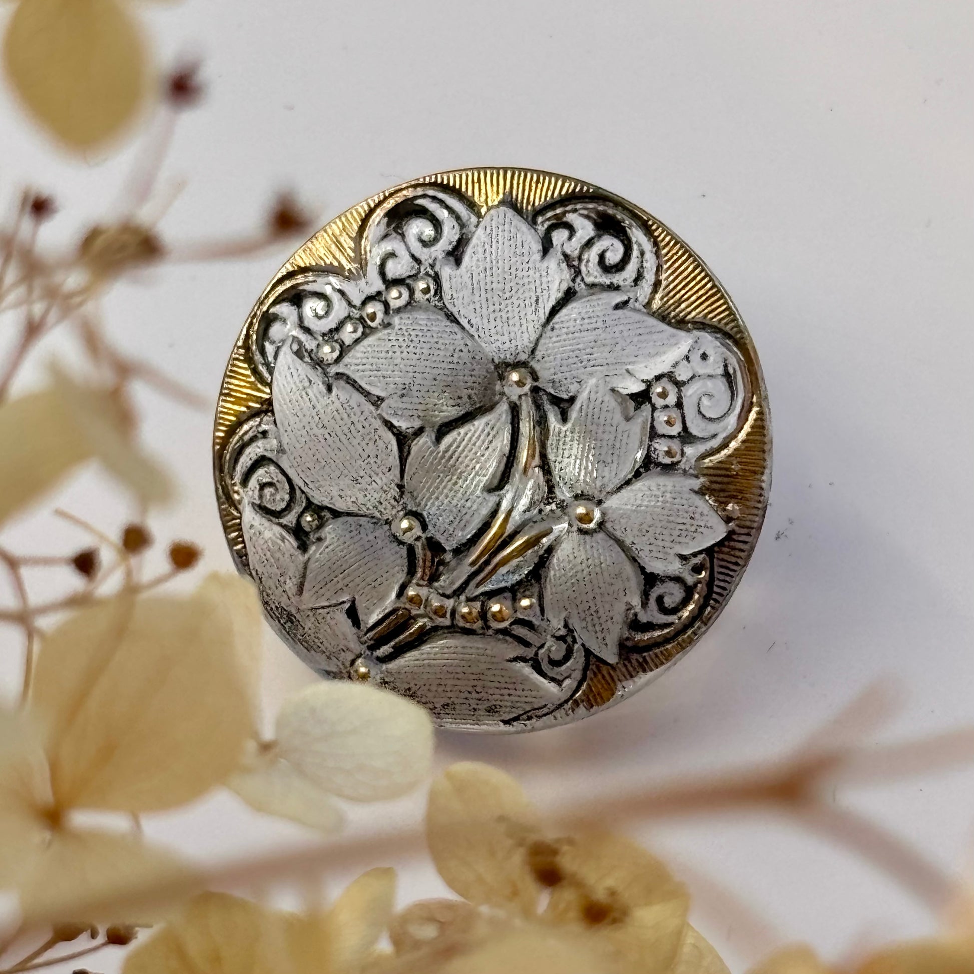 glasknap 26mm med tre blomster gråt glas  med guld detaljer 