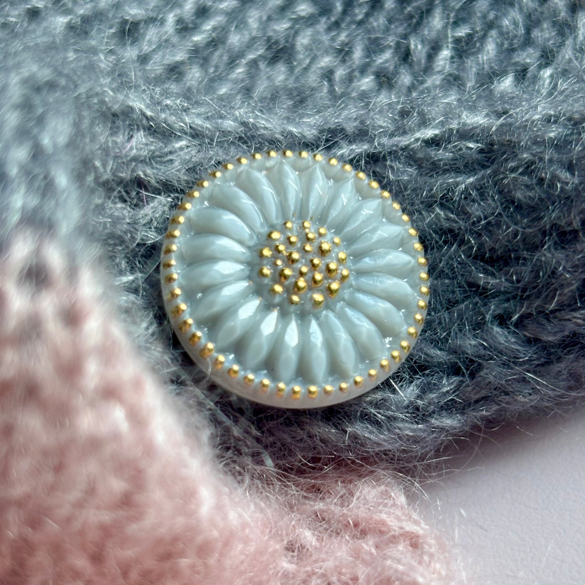 graa glasknap 22mm guld prikker 