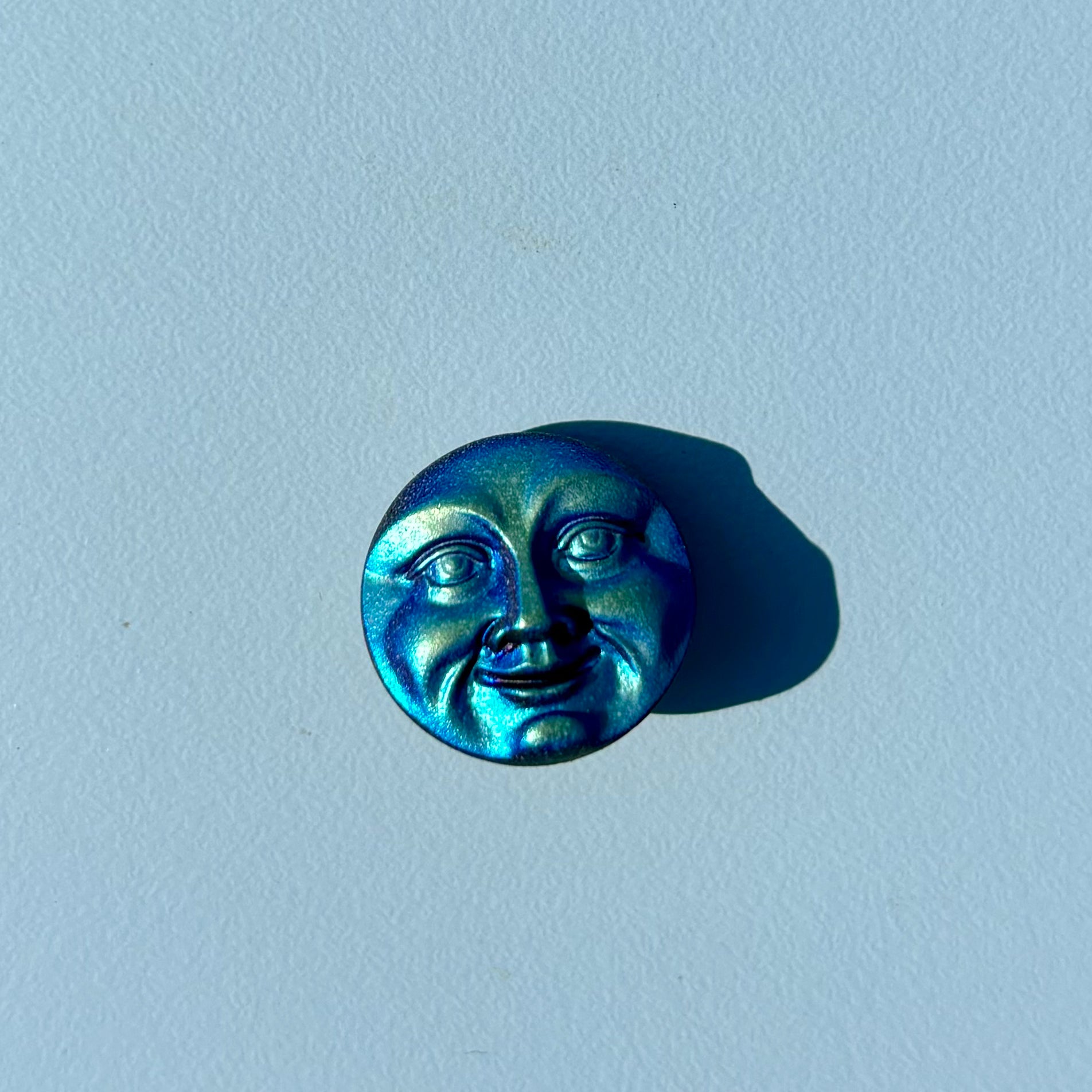 Glasknap måne, mat sort med perlemors effekt 18mm kan sættes på med clips 
