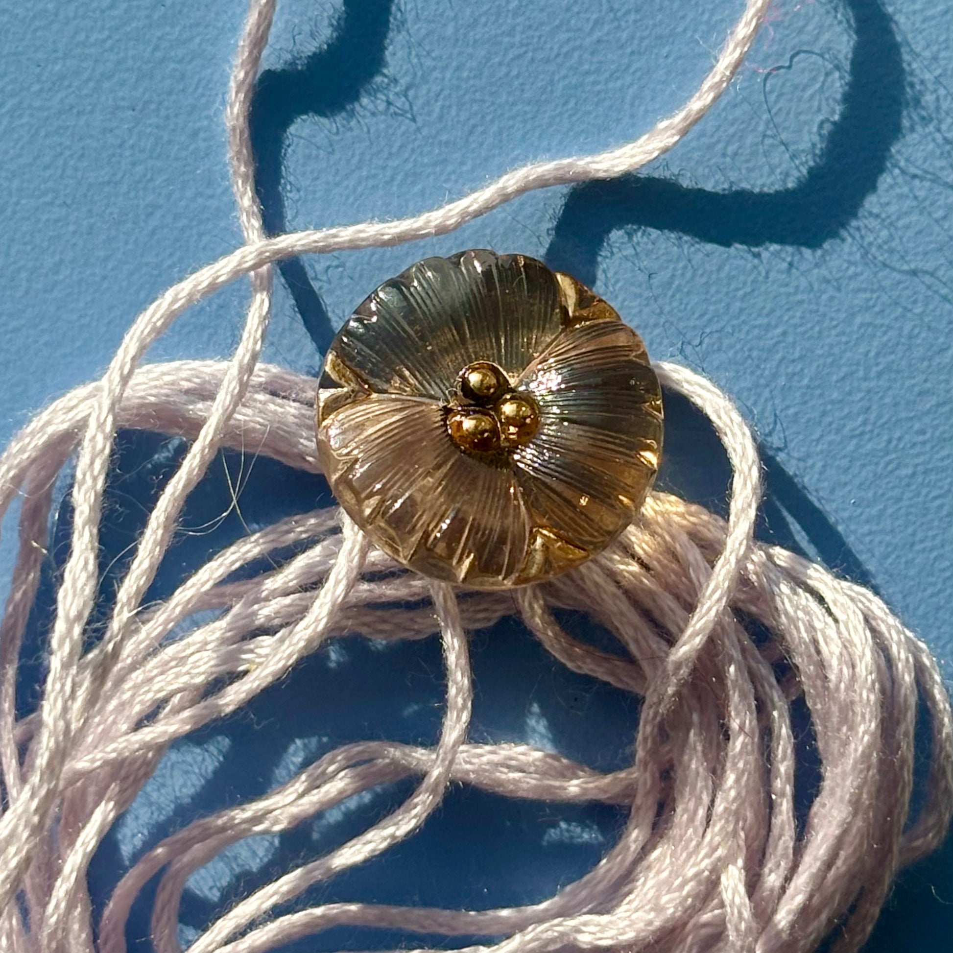 glasknap daisy knap i transperant brunt glas 18mm med guld prikker 
