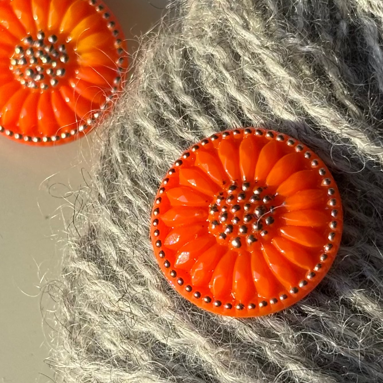 solsikke knap orange soelv 22mm 