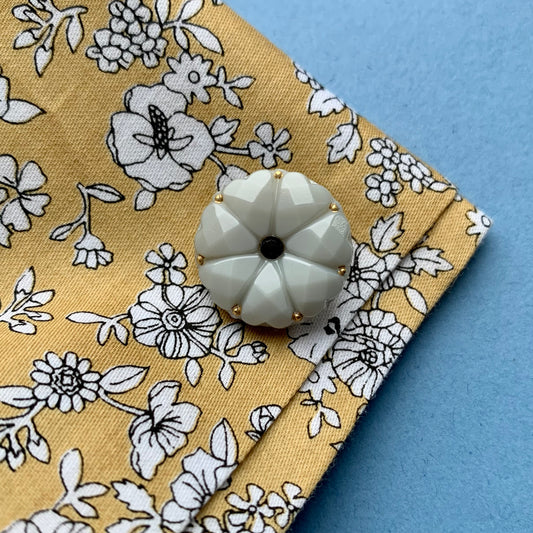 Dahlia grå glasknap 18mm sort sten og guld prikker