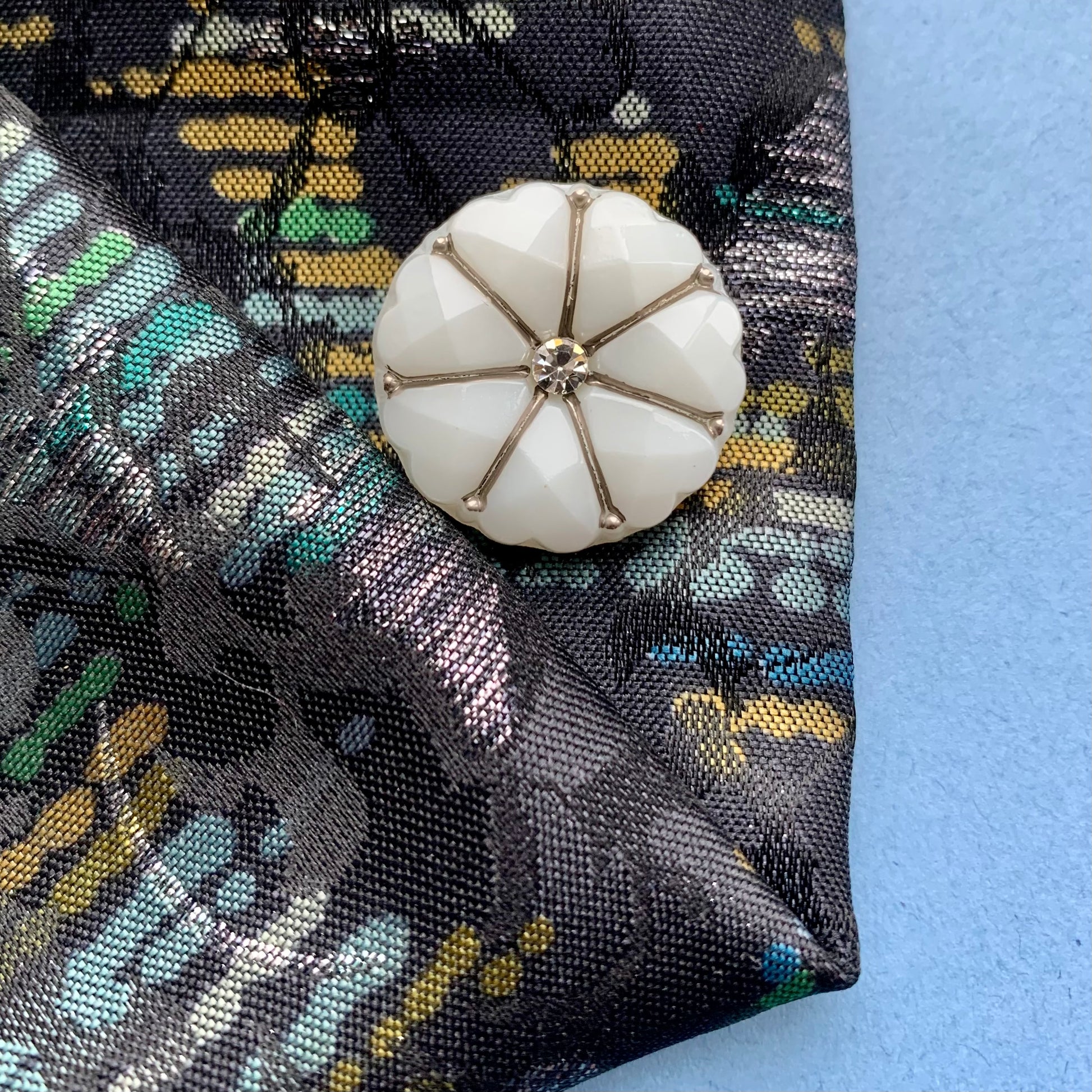 hvid Dahlia glasknap 22mm med sølv og klar krystal 